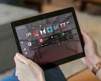Control de persianas y toldos inteligentes mediante aplicación móvil en casas de Querétaro, instalación realizada por Decotech.