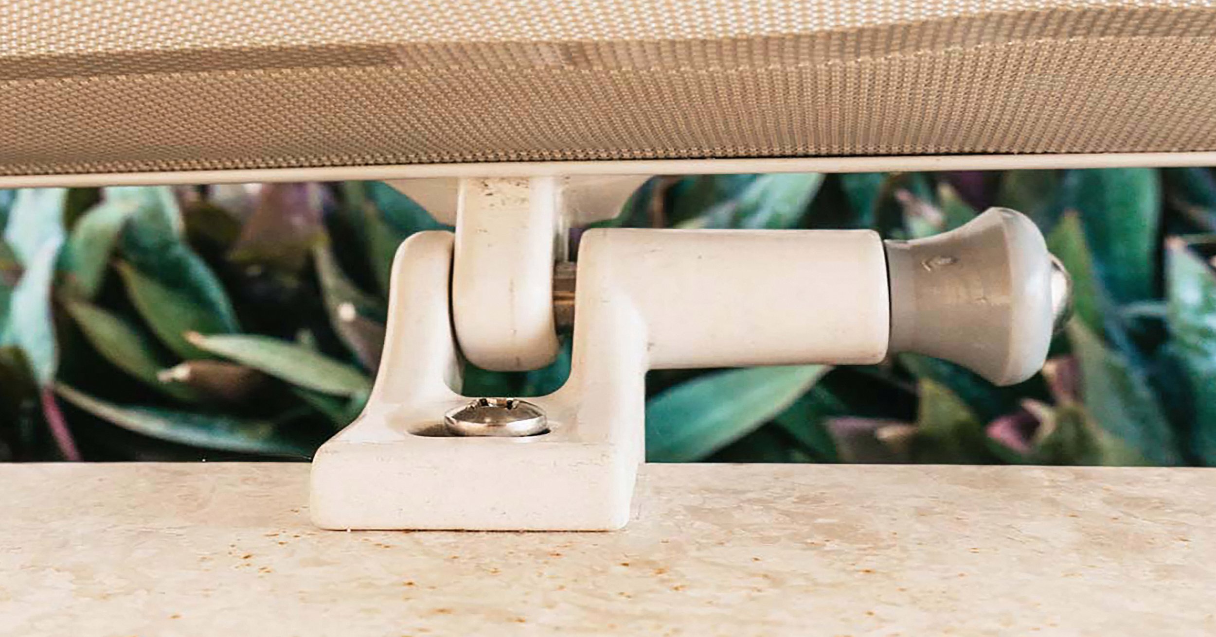 Sujetador de clip estacionario para mantener la tensión de malla solar en toldos verticales Decotech