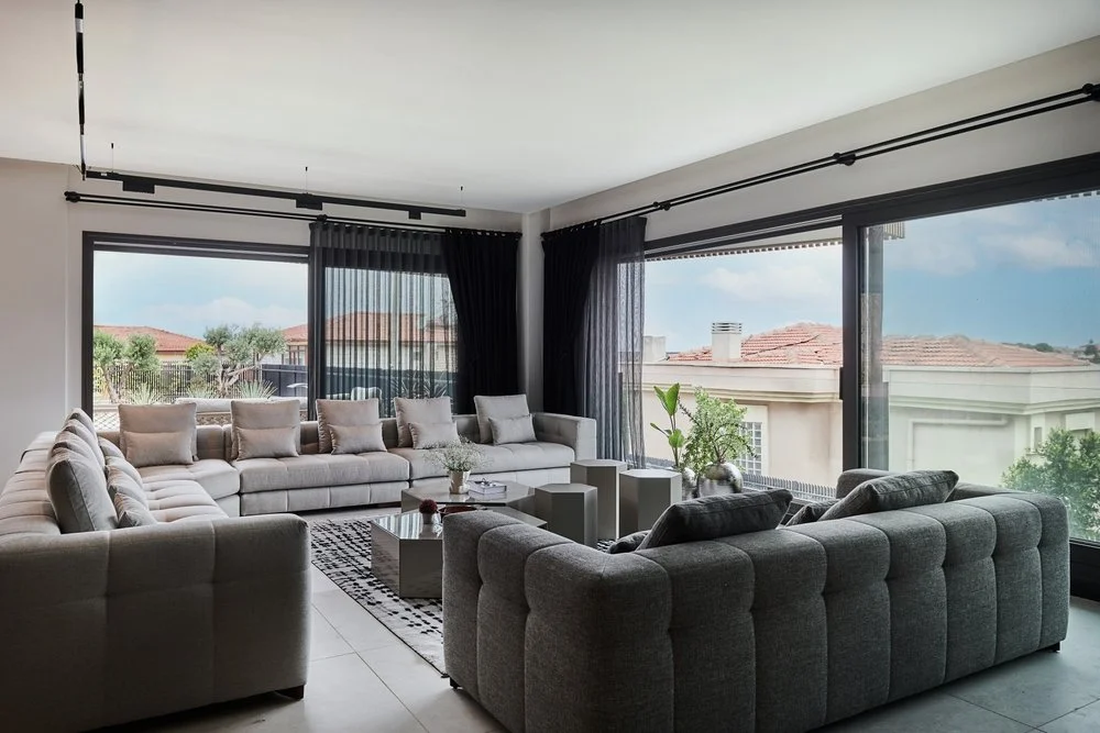 Instalación de sistema de doble riel con cortina de gasa decorativa y blackout en residencia de Querétaro