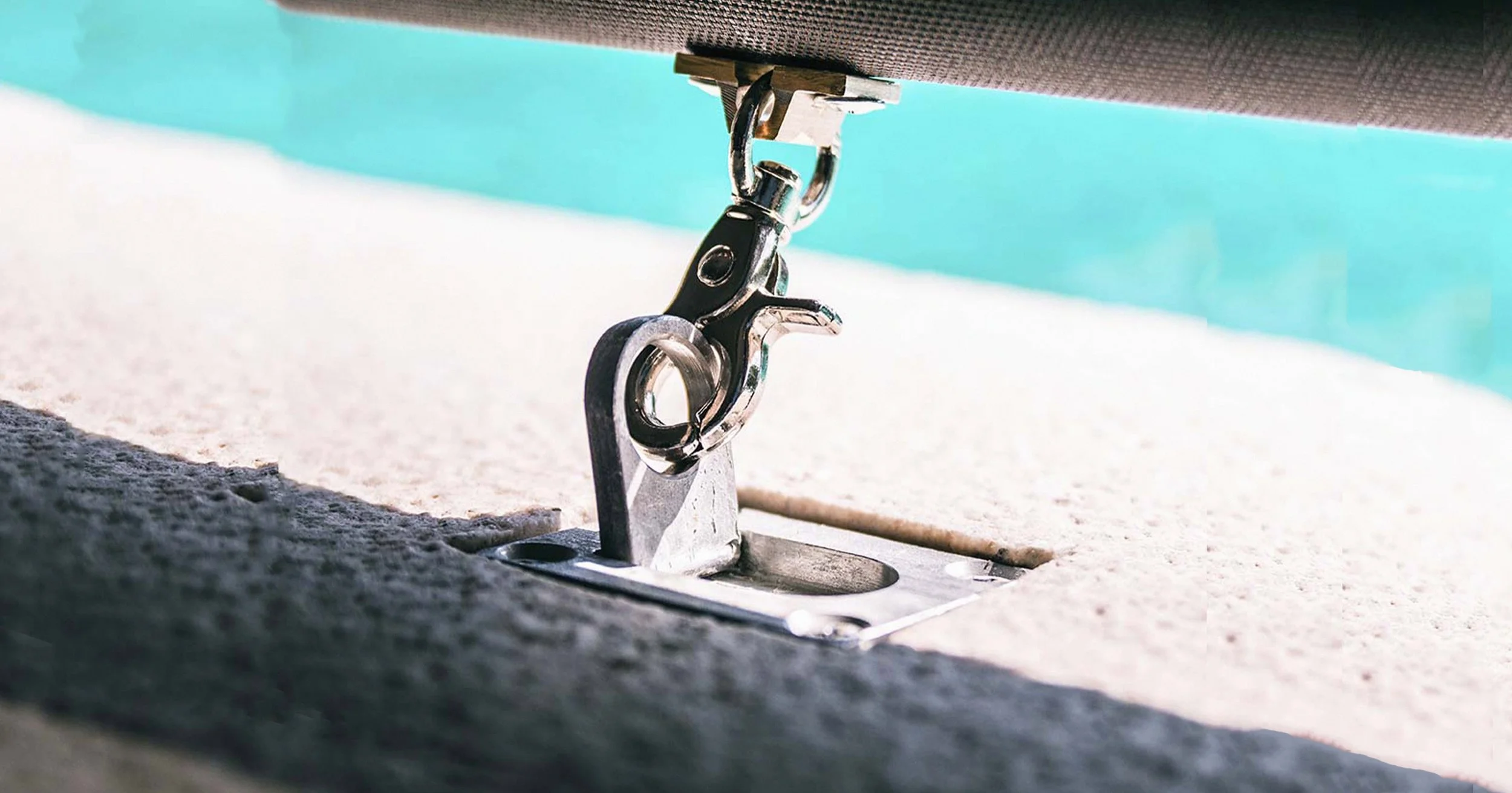 Anclaje de seguridad plegable para toldos verticales instalado en terraza residencial de Querétaro