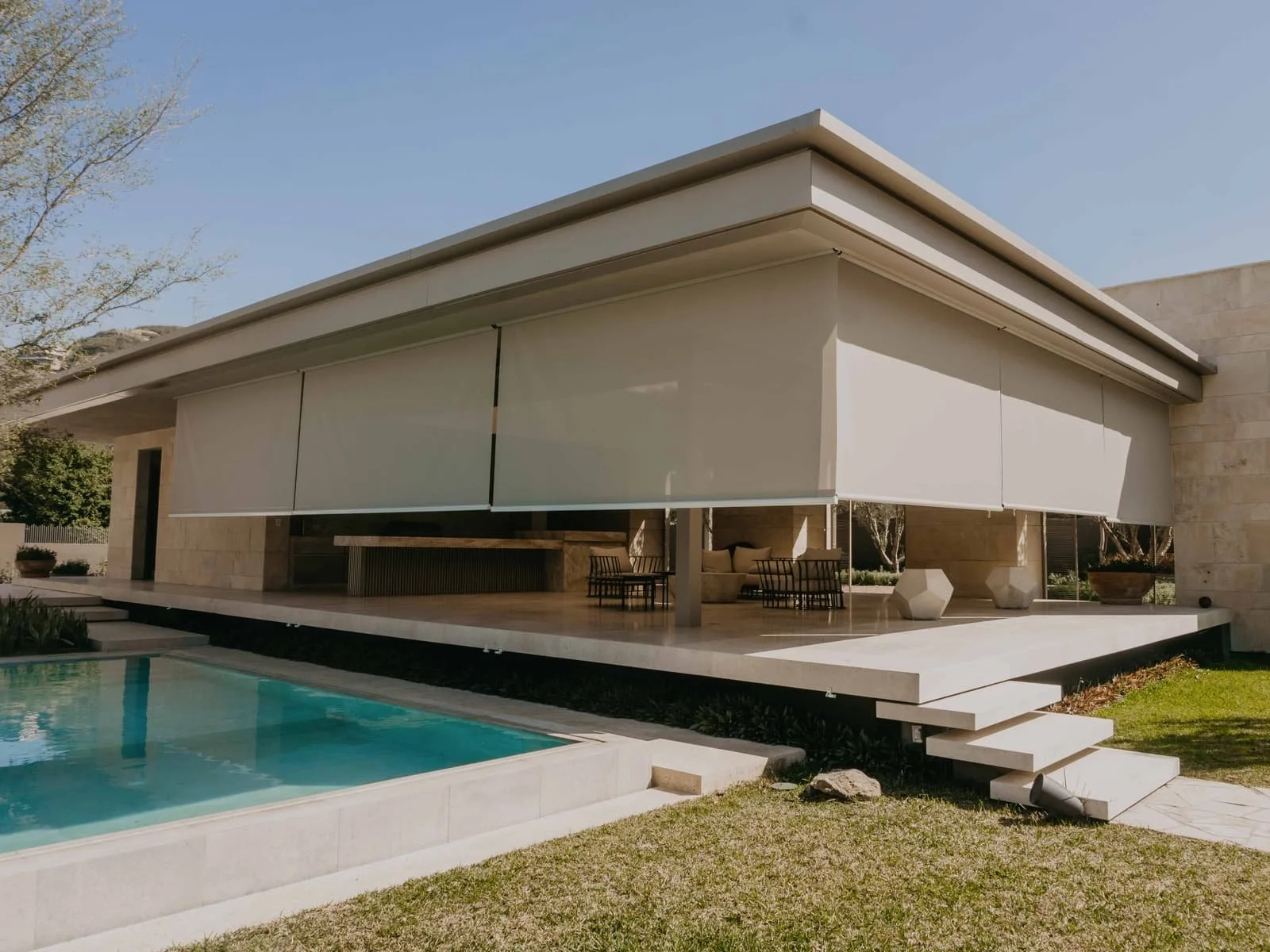 Toldo vertical motorizado instalado en fachada de residencia moderna en Querétaro para protección solar