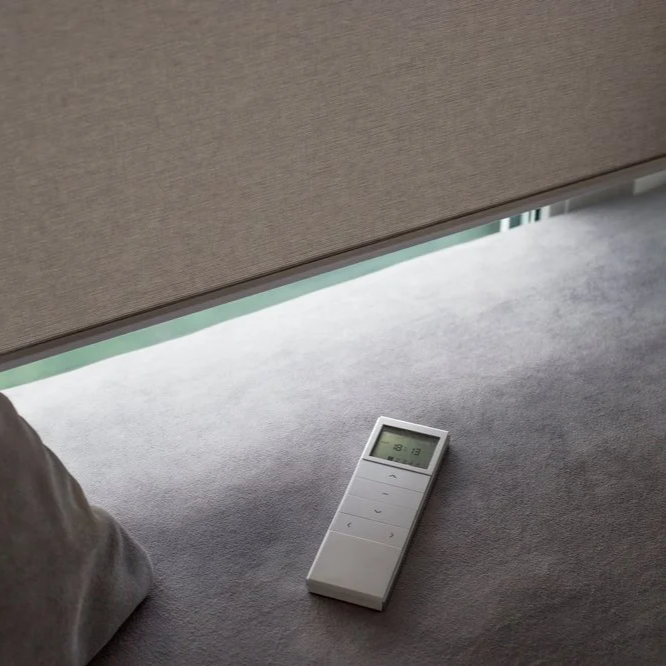 Sistema de persianas inteligentes y motorización invisible compatible con Alexa y Google Home.