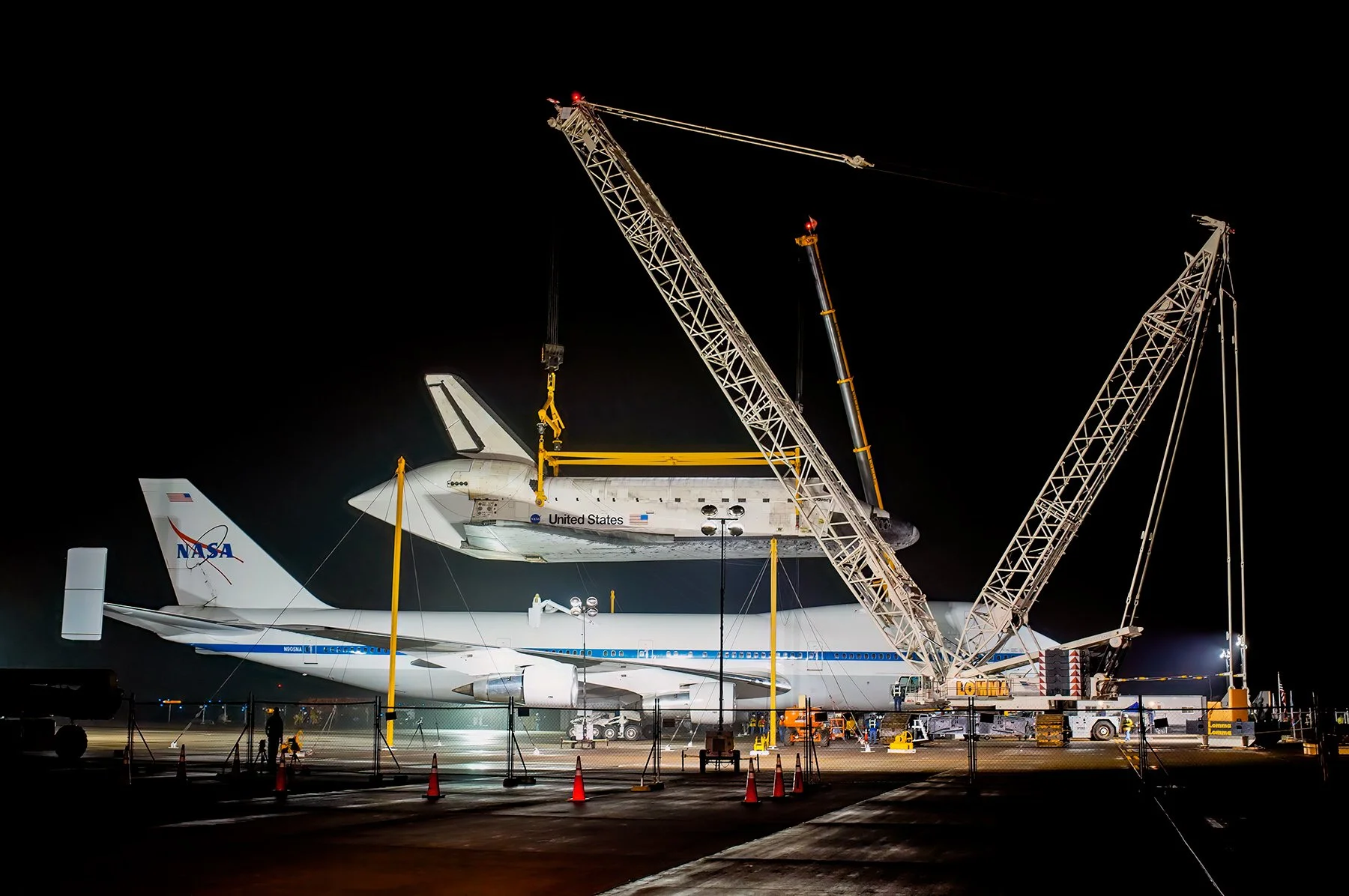Terex Cranes - Shuttle Discovery at Dulles Int'l Airport_012 © David Fonda.jpg