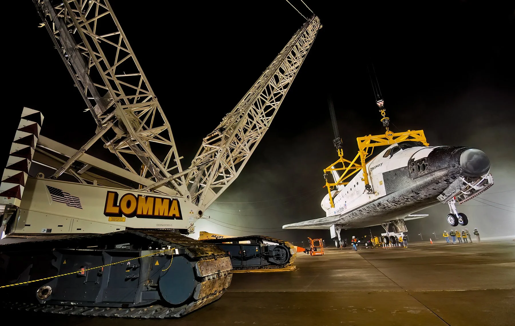 Terex Cranes - Shuttle Discovery at Dulles Int'l Airport_015 © David Fonda.jpg