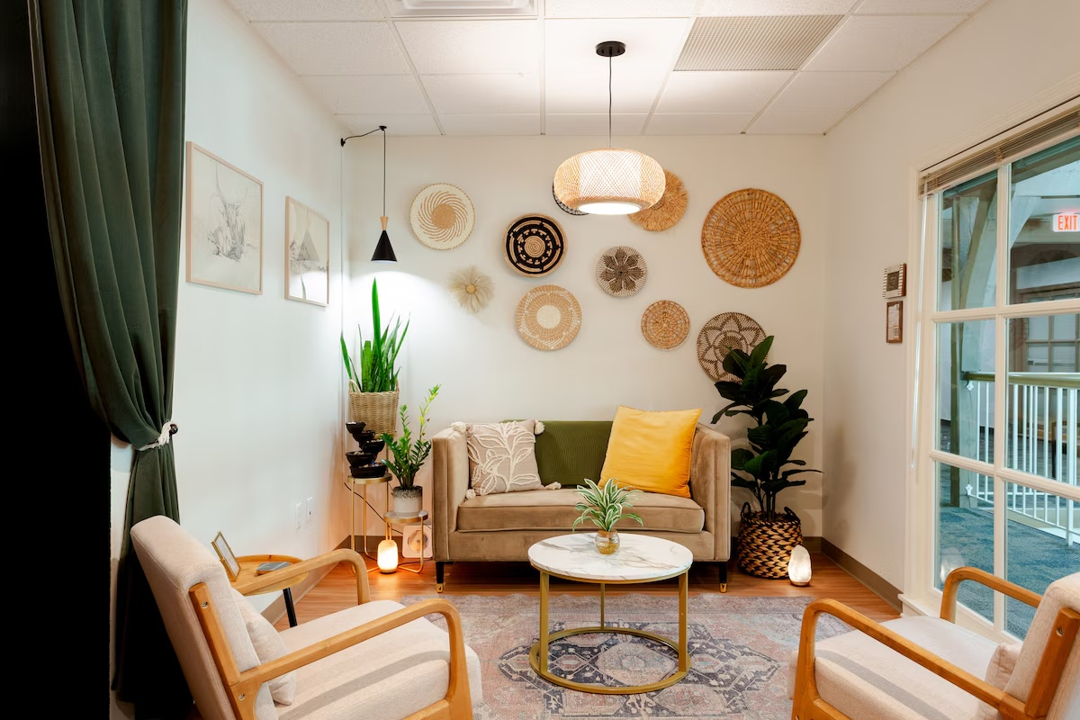 03-everbare-suite-waiting-area-chairs-leawood-ks.png