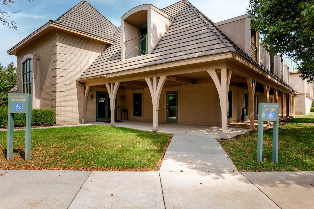 23-everbare-main-entrance-accessible-parking-leawood-ks(1).png