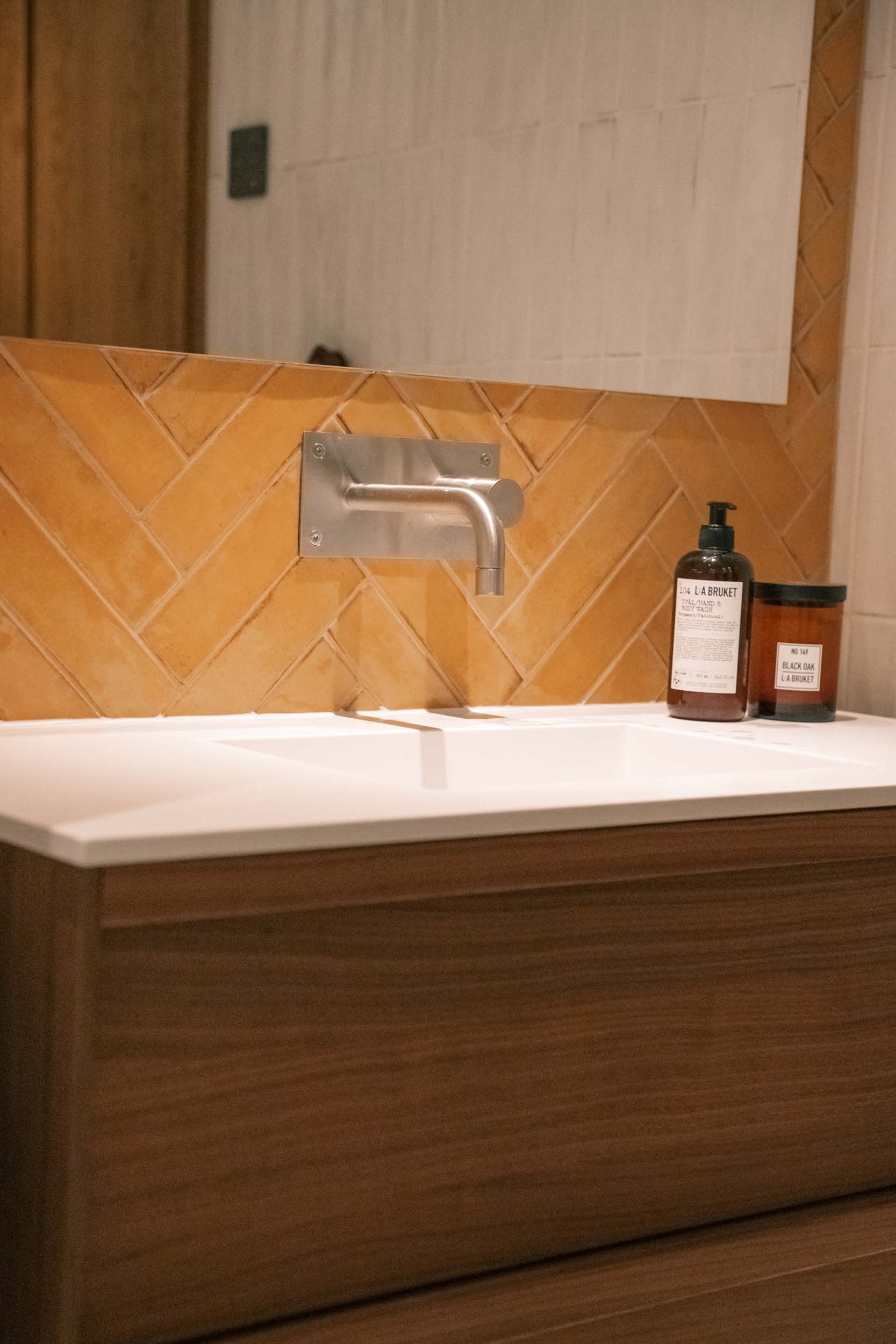 Detaljer i baderom utført av K. Lund fotografert for dokumentasjon