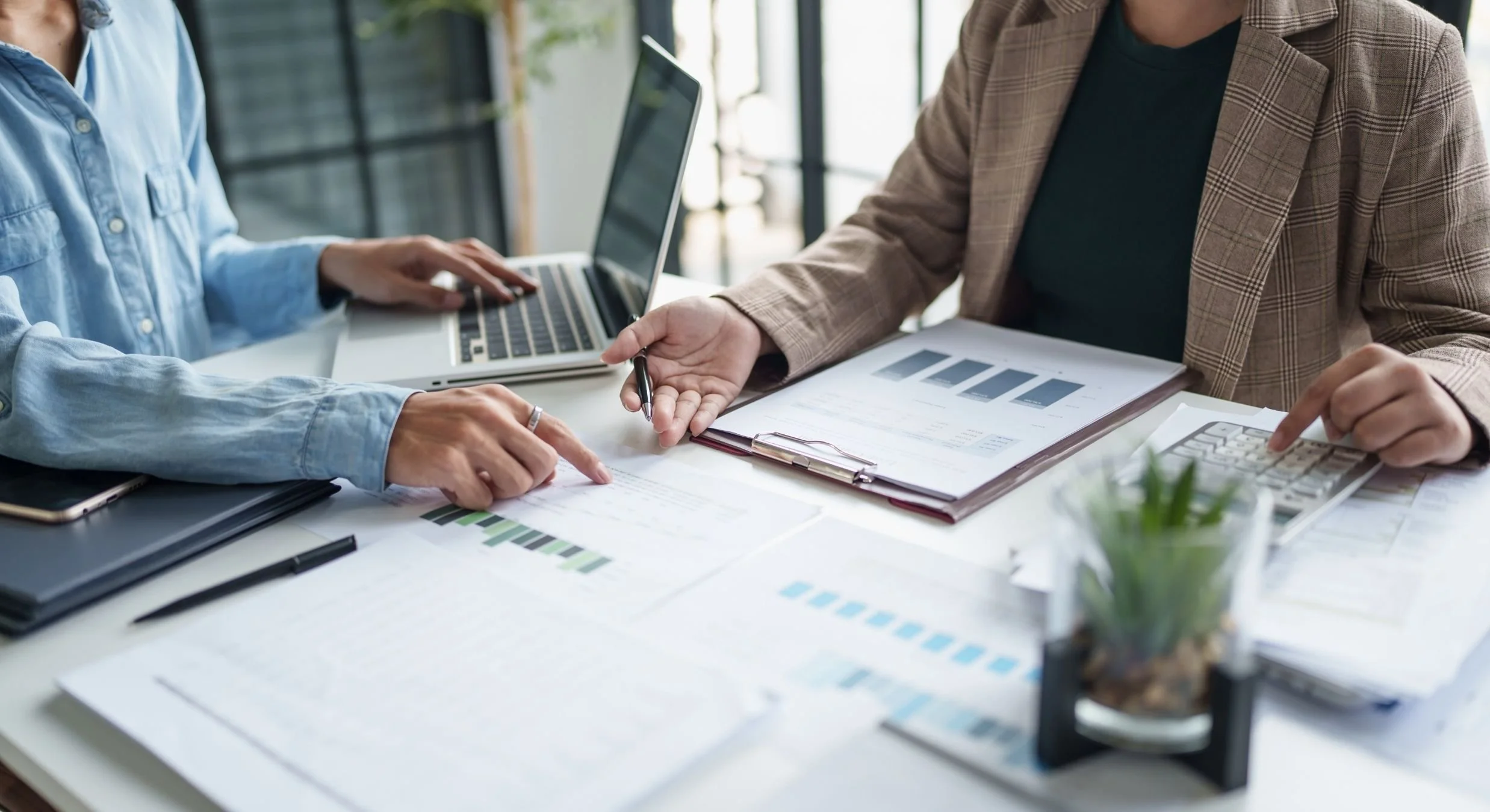 Oversikt over tjenester innen markedsføring, innhold og digitale flater hos Mediasirkelen