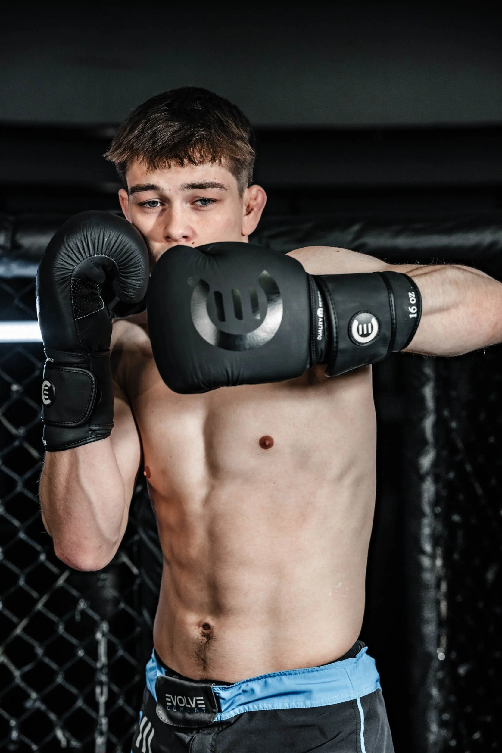 Nærbilde av MMA-hansker fra Evolve Combat med fokus på detaljer og kvalitet