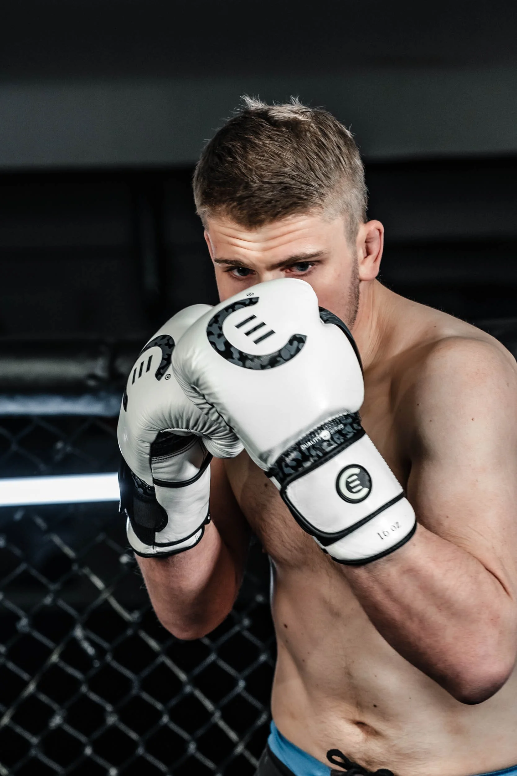 Nærbilde av MMA-hansker fra Evolve Combat med fokus på detaljer og kvalitet