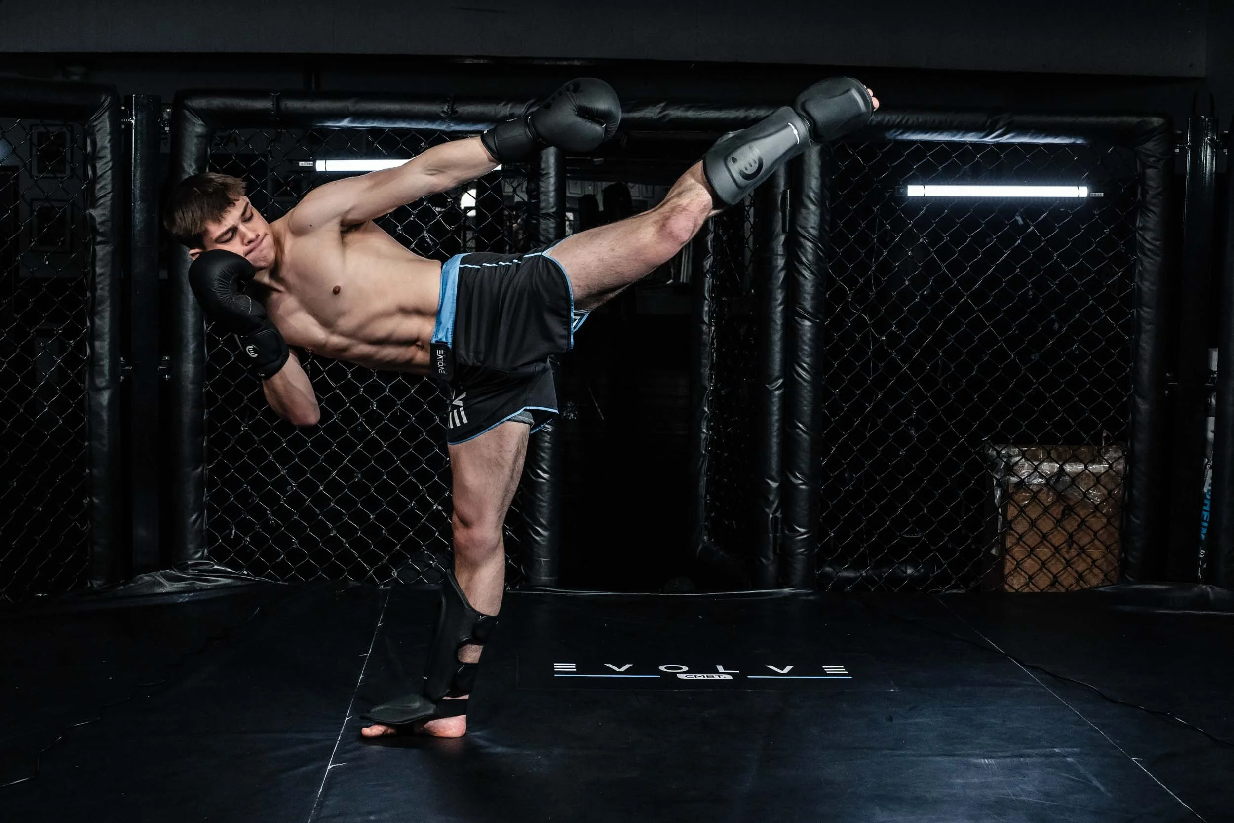 Utvalg av MMA-utstyr fra Evolve Combat fotografert for nettbutikk og sosiale medier