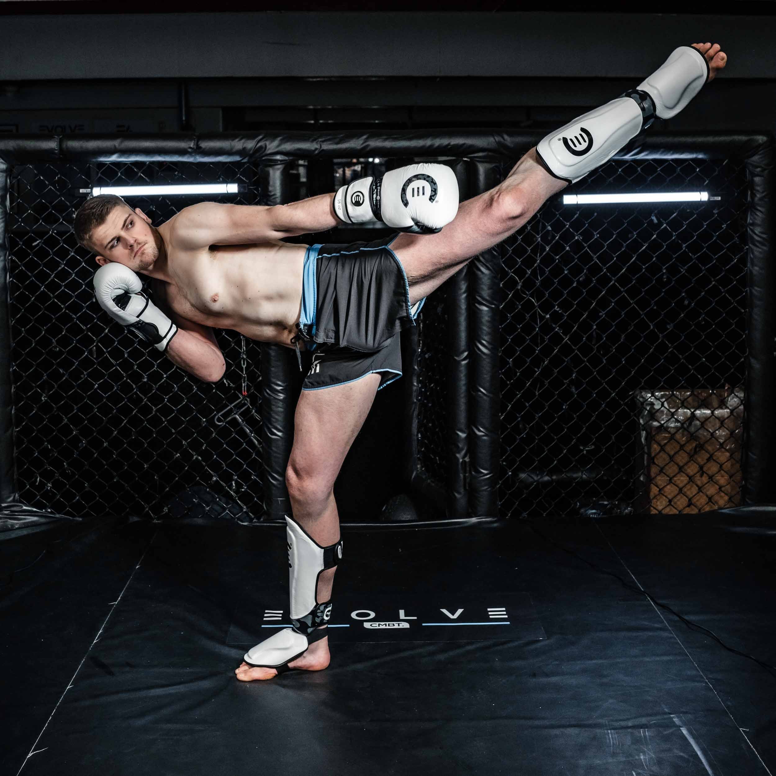 Utvalg av MMA-utstyr fra Evolve Combat fotografert for nettbutikk og sosiale medier