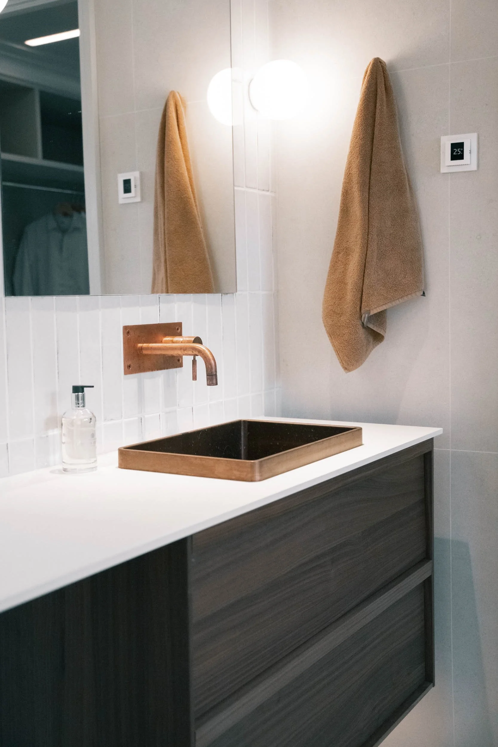 Detaljer i baderom utført av K. Lund fotografert for dokumentasjon