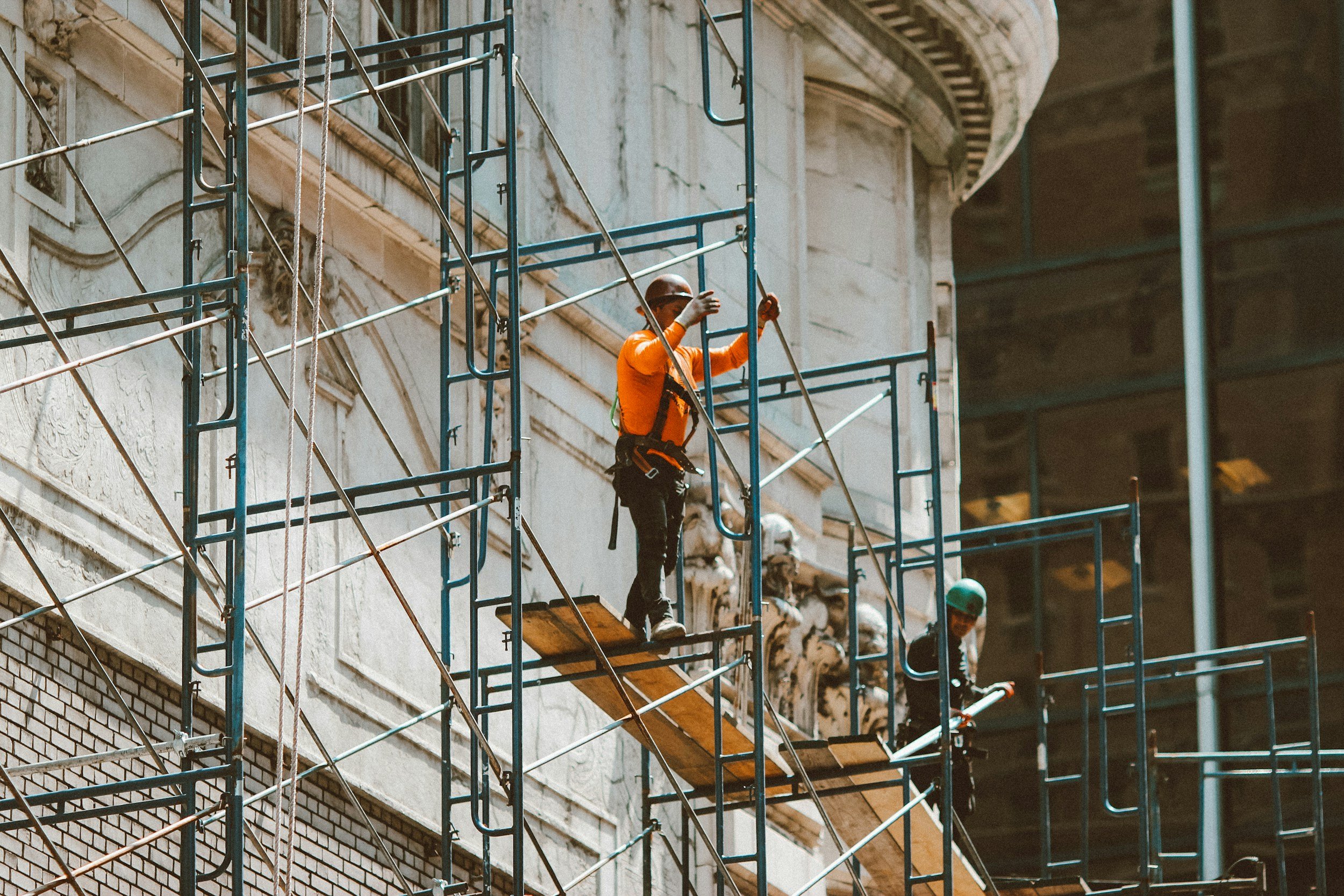 Trabajadores en una estructura de andamios en un edificio en construcción o reparación.