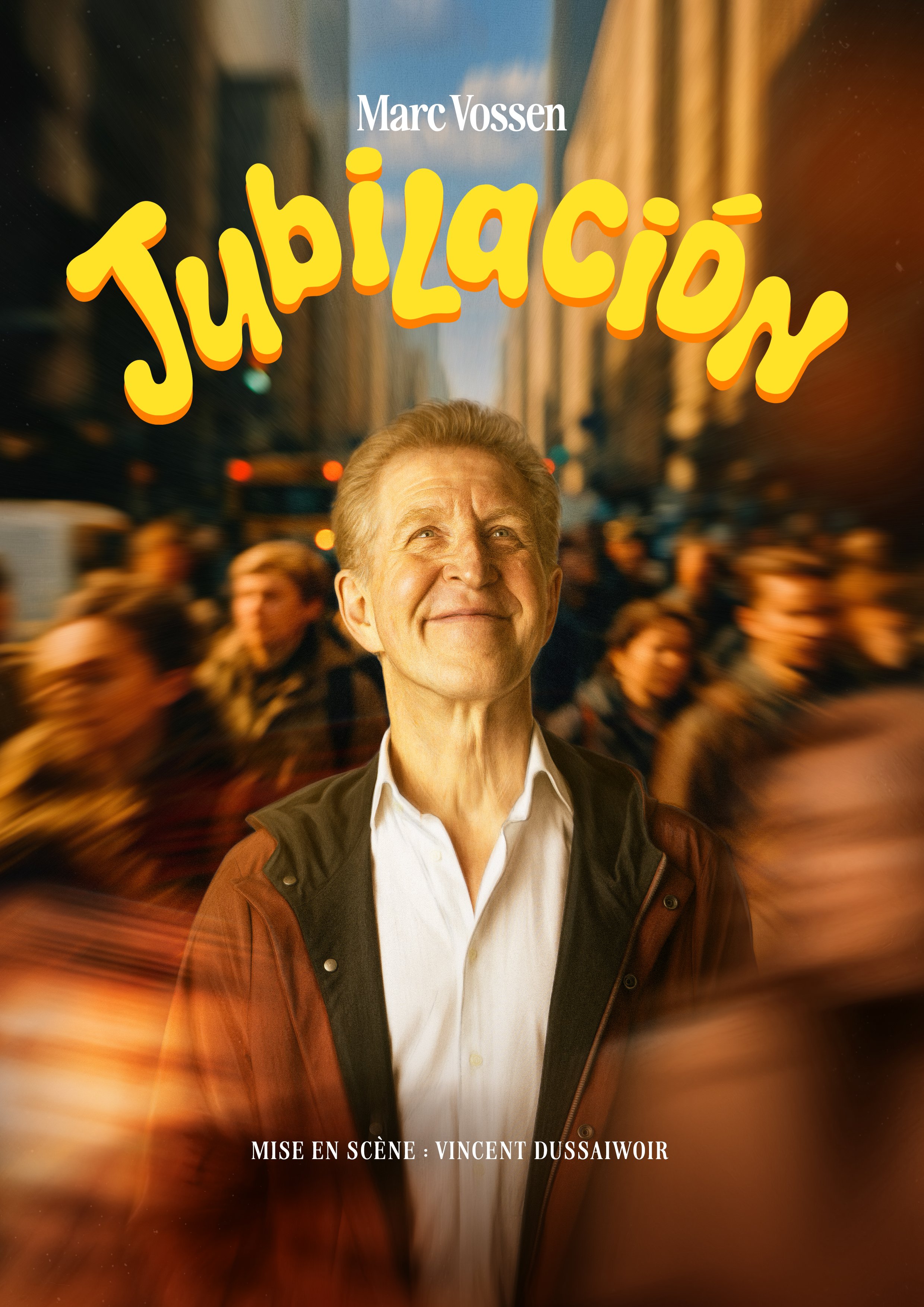 Une affiche de spectacle avec un homme âgé souriant au centre, entouré de personnes floues en mouvement et un ciel bleu en arrière-plan. Le titre du spectacle est 'Jubilación', avec le nom de Marc Vossen en haut.