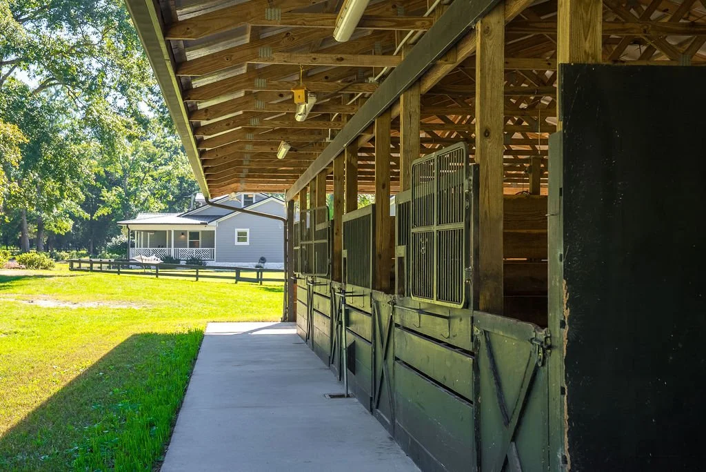4 12x12 rubber-matted stalls on each side