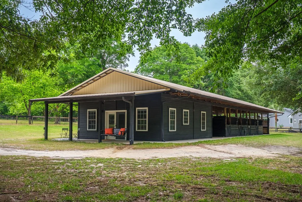 Barn Cabin studio apartment privately situated on far side of barn