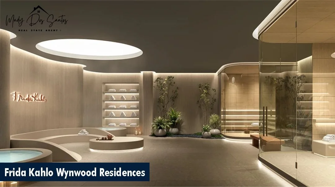 Interior moderno de un spa en residencias Wynwood, con paredes de madera clara, plantas en macetas, espacio de sauna de vidrio y cómodos asientos curvos.