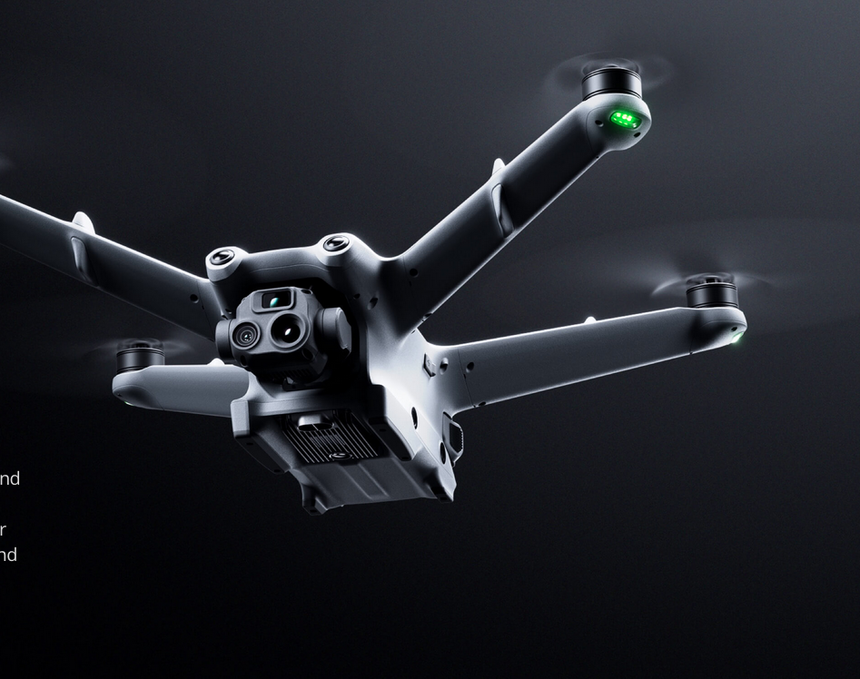 Drohne mit vier Propellern, integriertem Kamera- und Sensorsystem, fliegt vor dunklem Hintergrund