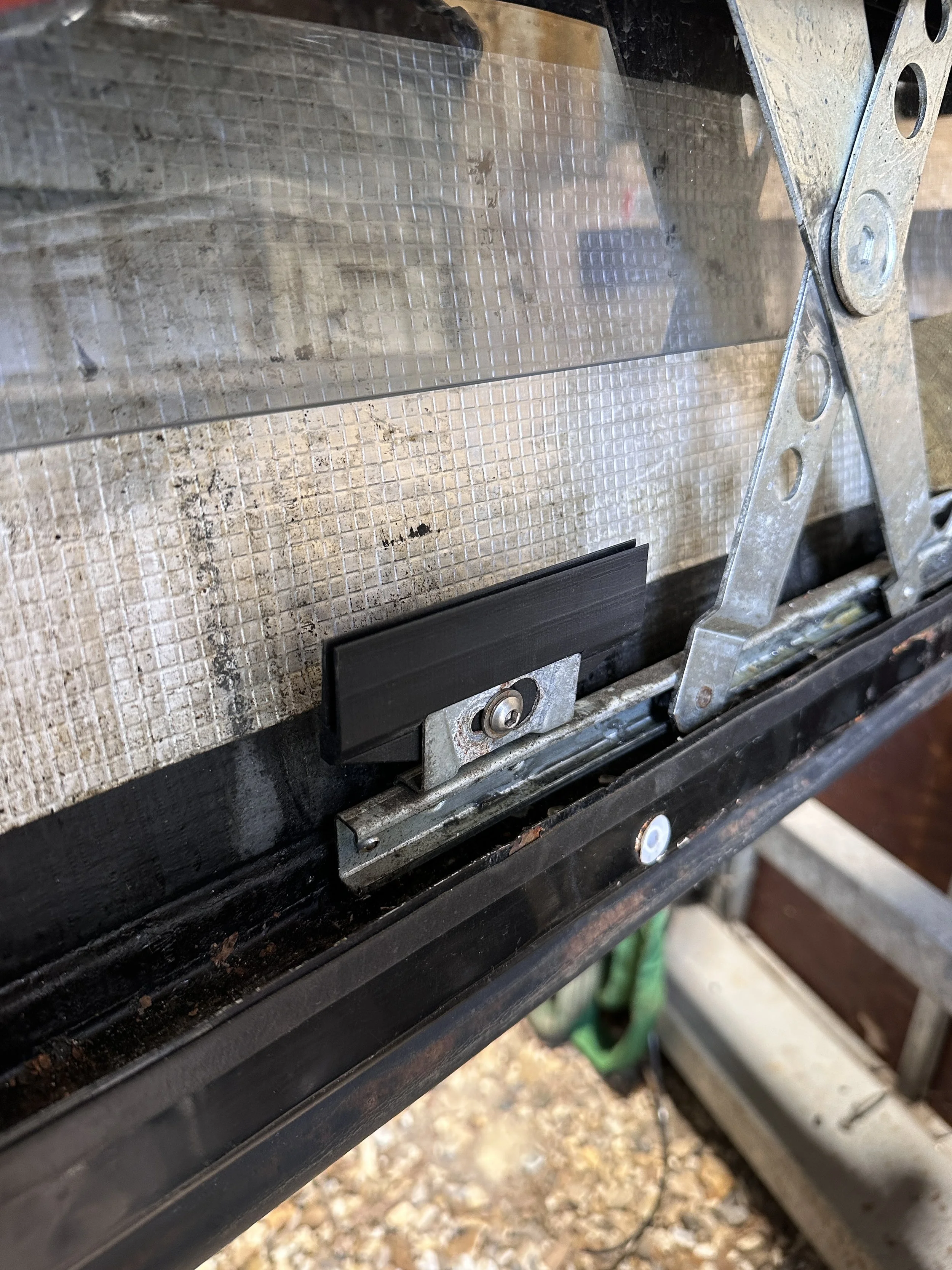 DEFENDER WINDOW SLIDER CLIP