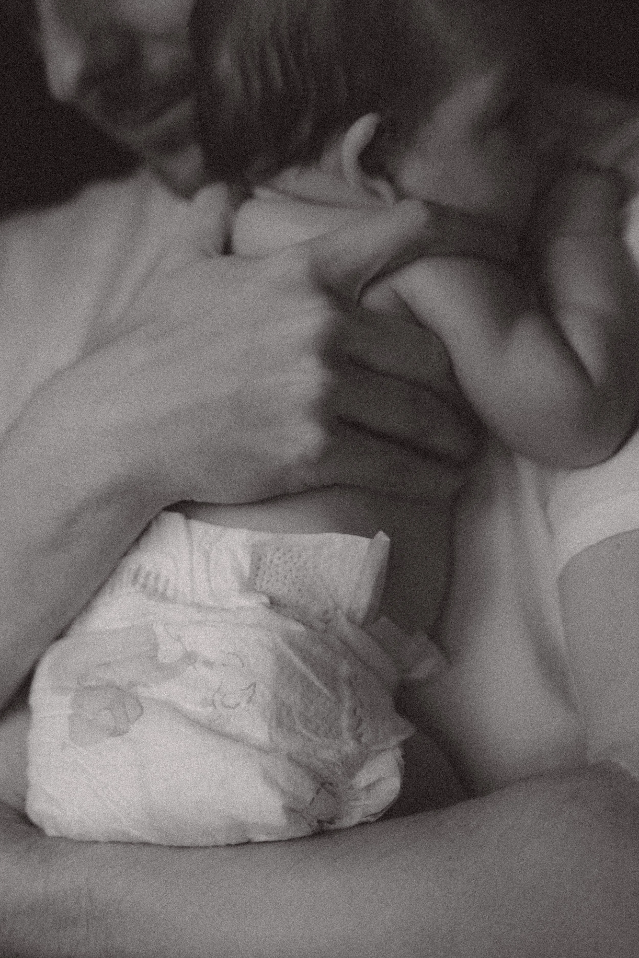 Vader houdt pasgeboren baby in luier vast tijdens newborn shoot in Emmen