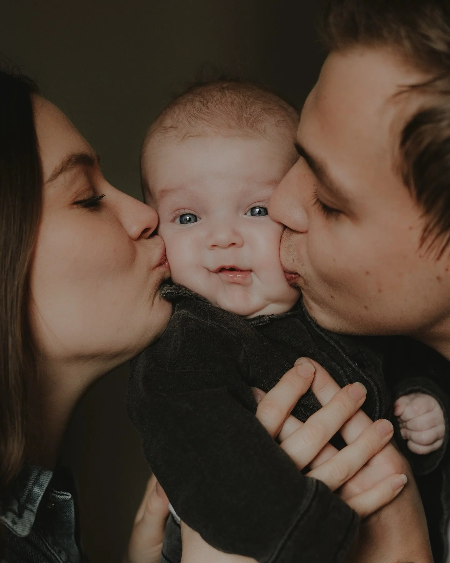 Heerlijk vind ik dit..

Het is zo leuk dat ik bij jullie thuis mag komen om jullie in je eigen omgeving, de plek waar jij je het fijnste voelt, te mogen fotograferen!
Mijn hart maakt elke keer een groot vreugde sprongetje als ik weer eventjes mee mag