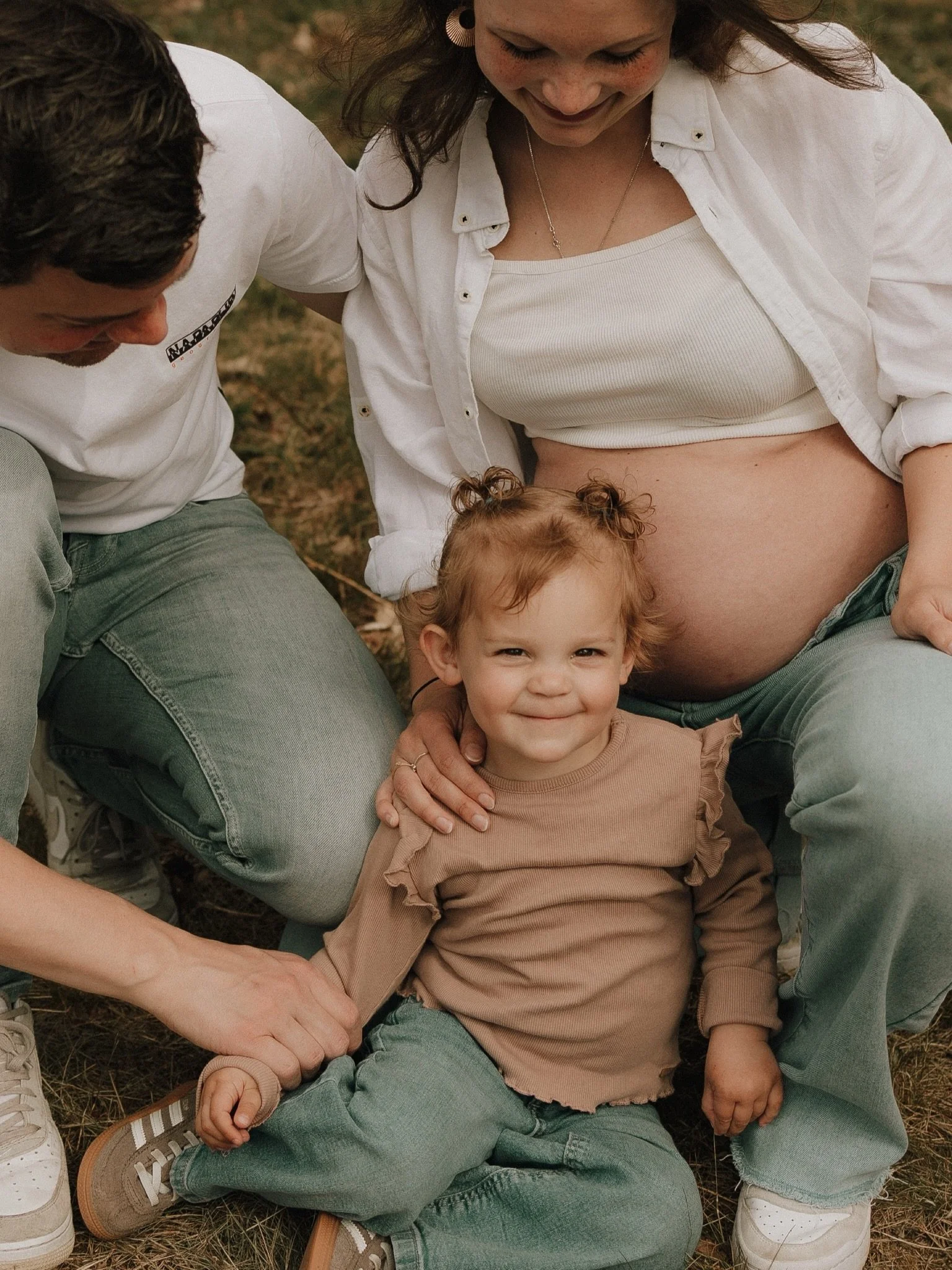 Fijne Moederdag 💕

Deze mama kwam ik toevallig tegen toen ik zelf met mijn gezinnetje op pad was met het mooie weer. Terwijl wij ons kleedje neerlegden, zag ik haar samen met oma, papa en grote zus foto&rsquo;s maken van haar prachtige zwangere buik