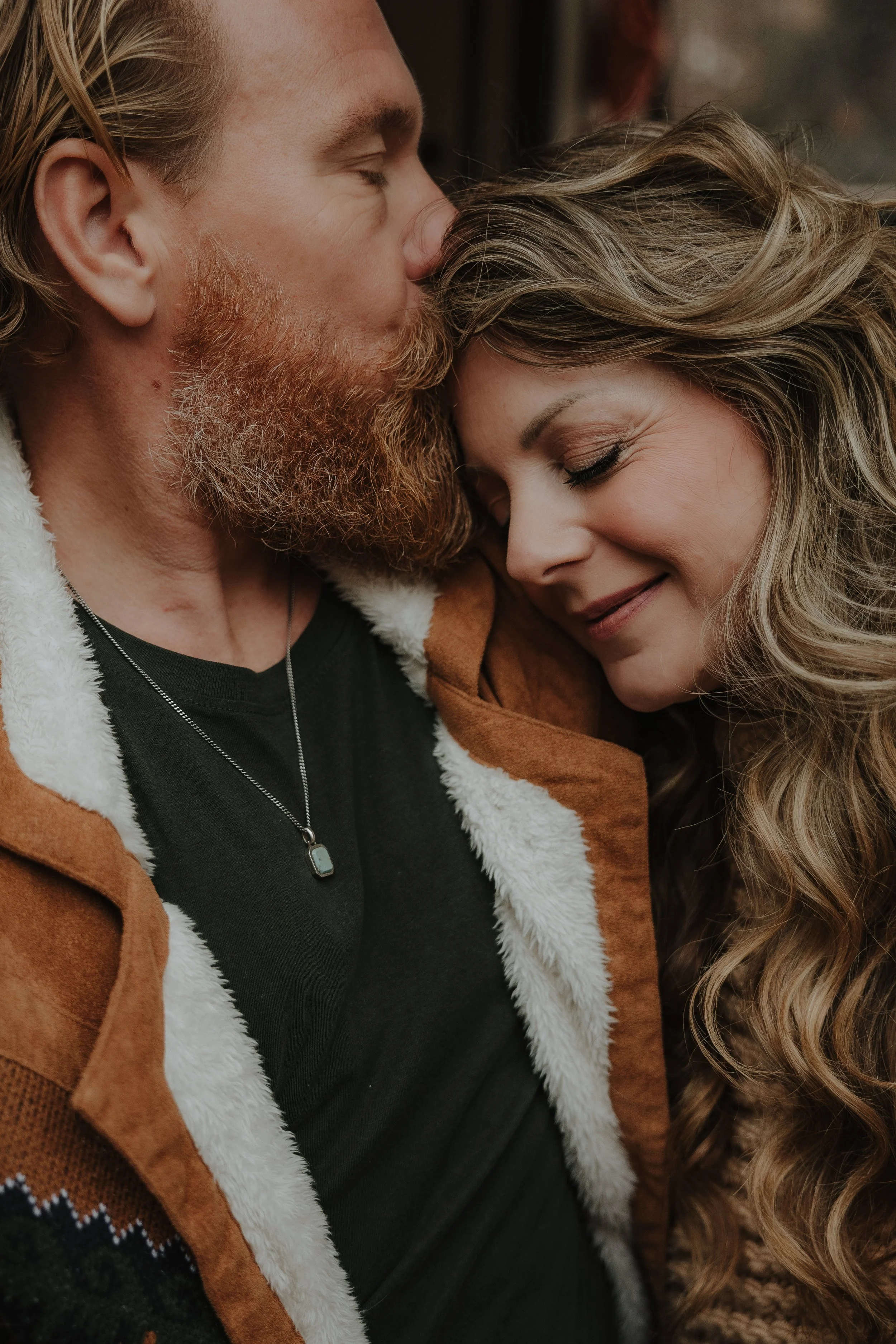 Lifestyle koppelfotografie in Overijssel – stel knuffelt tijdens romantische fotoshoot