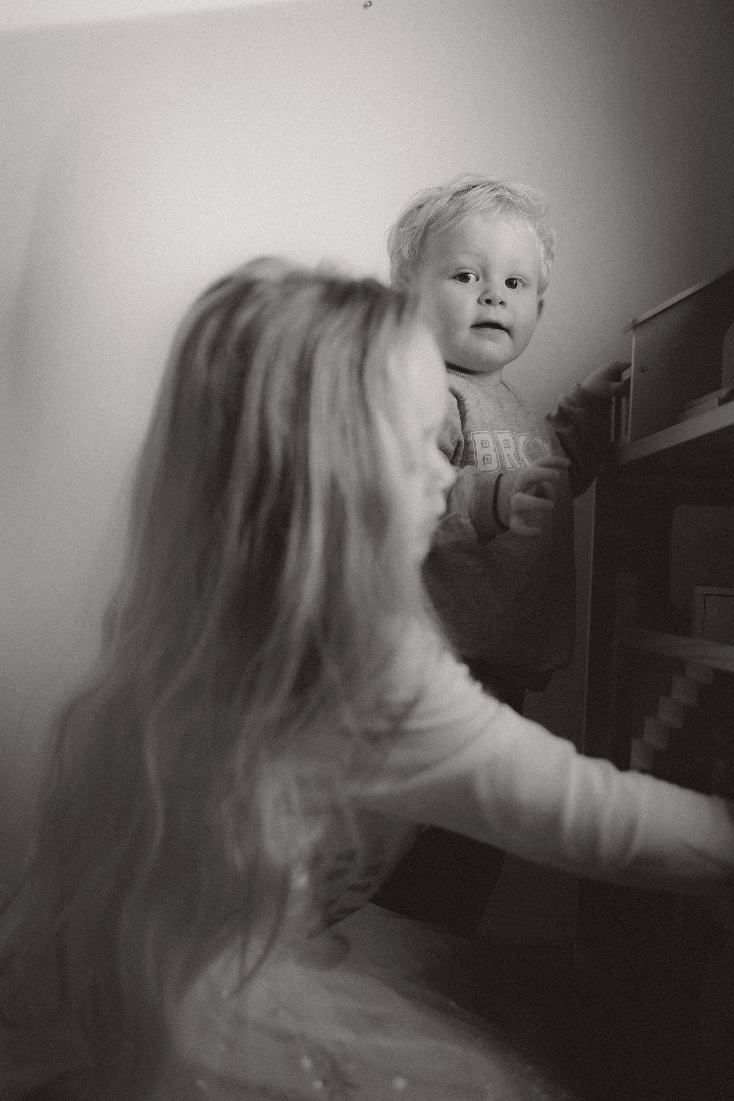 Lifestyle gezinsfotografie in Emmen – broer en zus spelen samen thuis tijdens een familieshoot