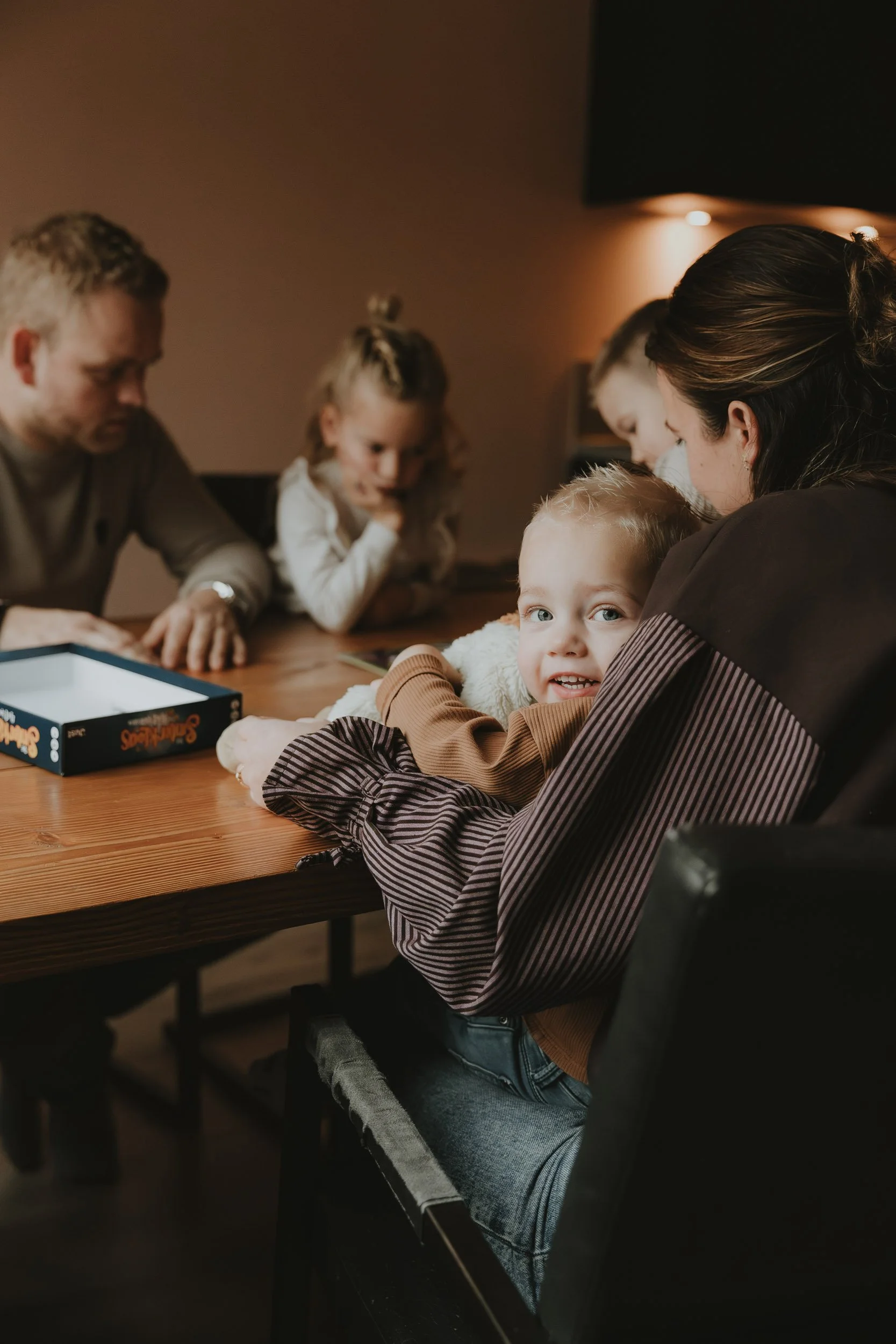 Gezinsfotografie thuis in Drenthe – moeder en kinderen samen aan tafel