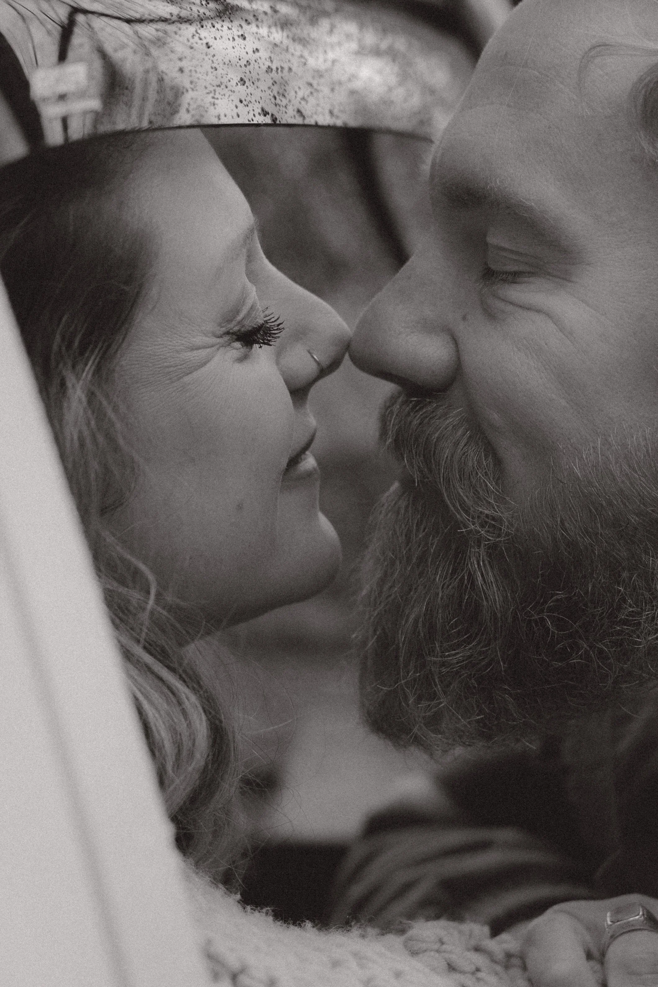 Koppel fotografie in Hoogeveen – verliefd stel dicht bij elkaar tijdens lifestyle shoot