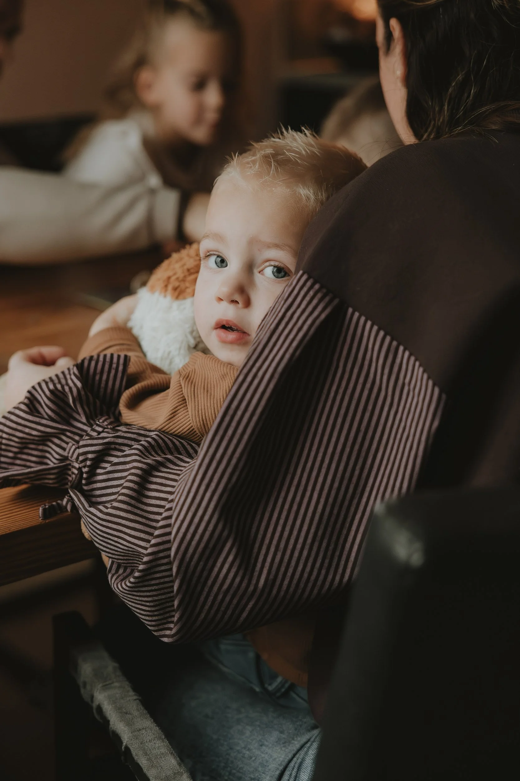 Gezinsfotografie aan huis in Emmen – kinderen spelen samen in warme lifestyle stijl