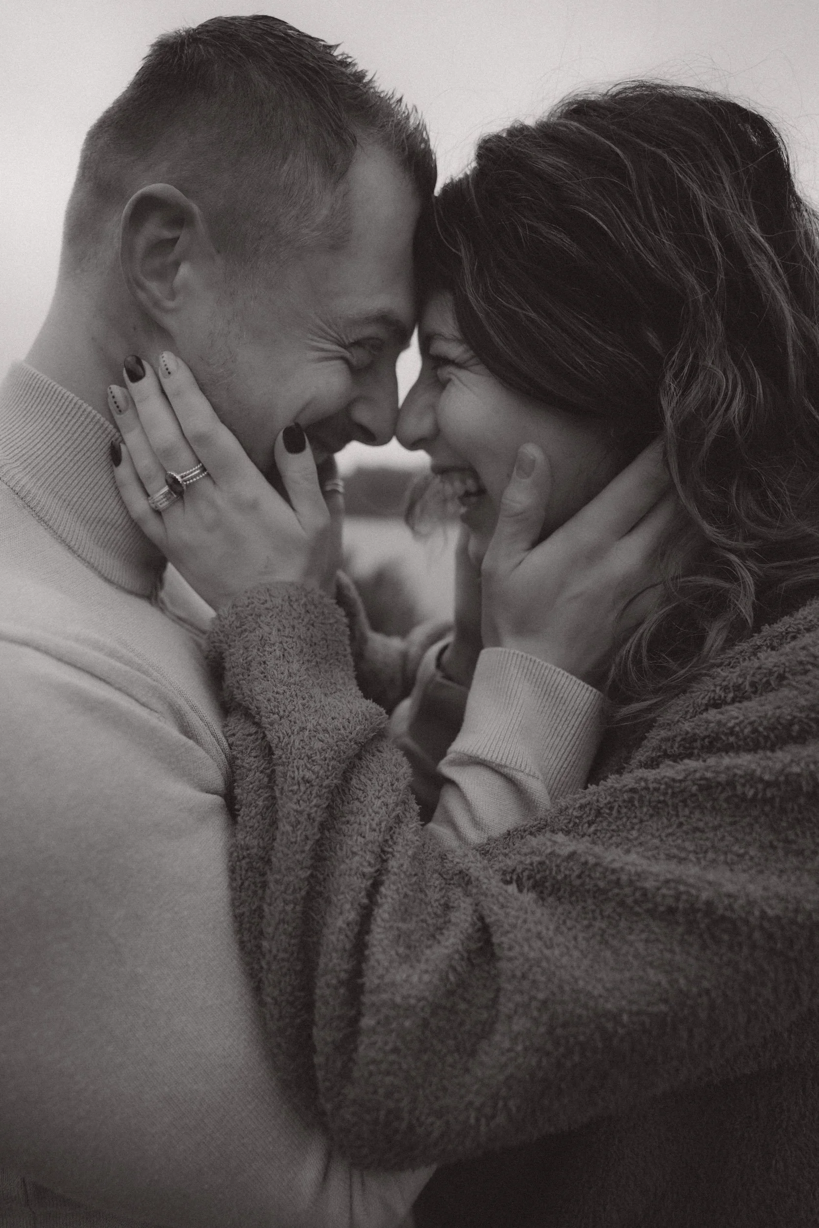 Romantische koppelfotografie in Drenthe – verliefd stel met voorhoofden tegen elkaar tijdens lifestyle fotoshoot