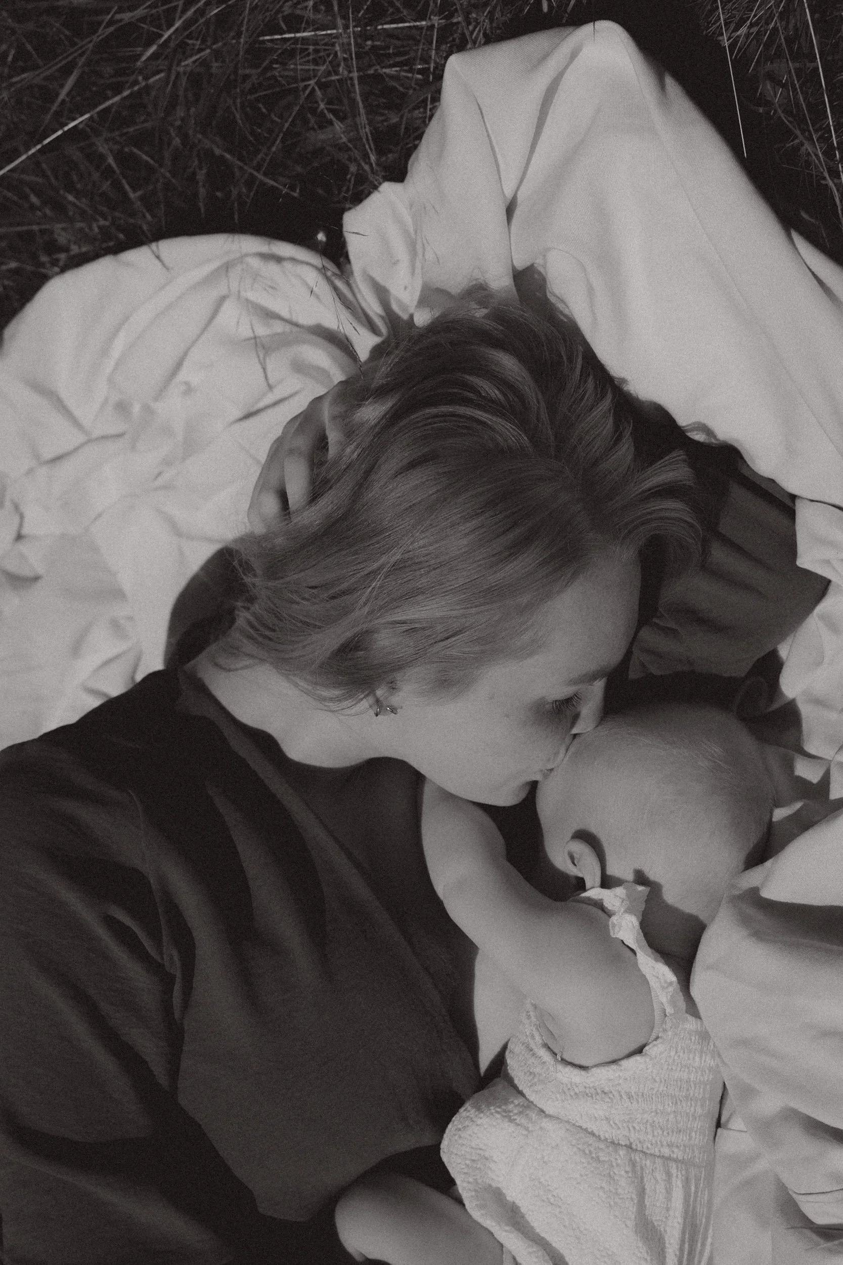 Moeder en baby samen tijdens motherhood fotoshoot in Emmen