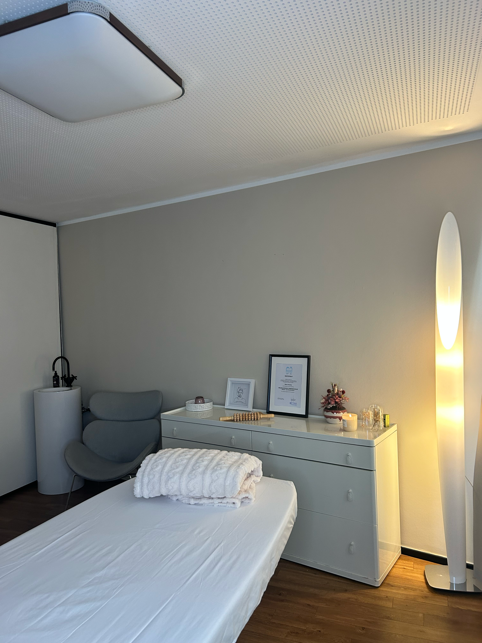 Heller Behandlungsraum bei Balancea in Bielefeld für brasilianische Lymphdrainage am ganzen Körper.