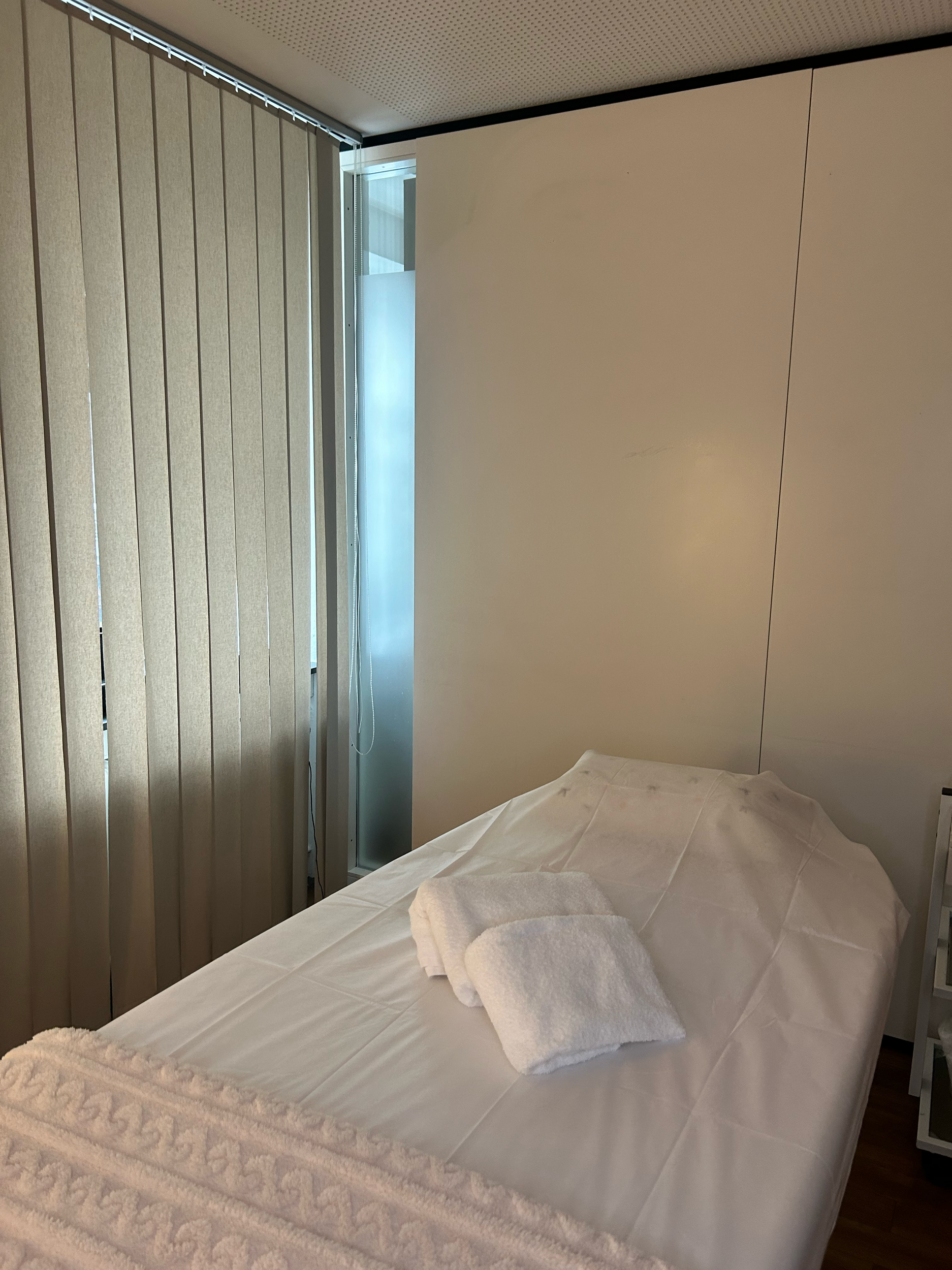 Ruhezone mit Behandlungsliege und Massage liege bei Balancea Bielefeld – Wellness und Lymphdrainage für ein leichteres Körpergefühl