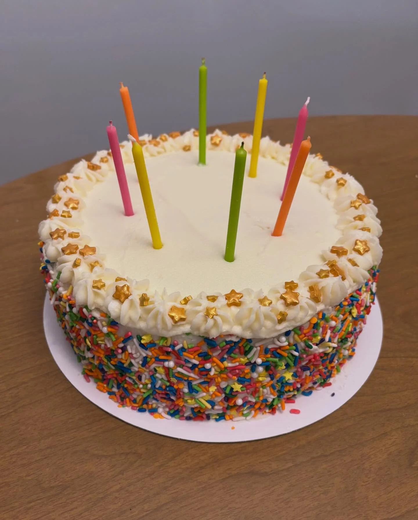 Nobody loves a funfetti cake more than @grace.ballard !! 

A classic birthday treat, but I like to elevate this type of cake with a creamy vanilla filling. It matures the flavor a bit, while keeping the concept of nostalgic kid birthdays! 🧁🎉
