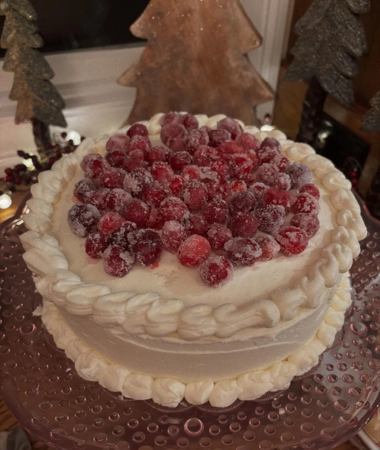 Not an Emmy&rsquo;s order but a yummy holiday cake 🎄🎅🏻 

vanilla cake with cranberry filling &amp; white chocolate buttercream. Topped with sugared cranberries for a festive touch ❄️❤️