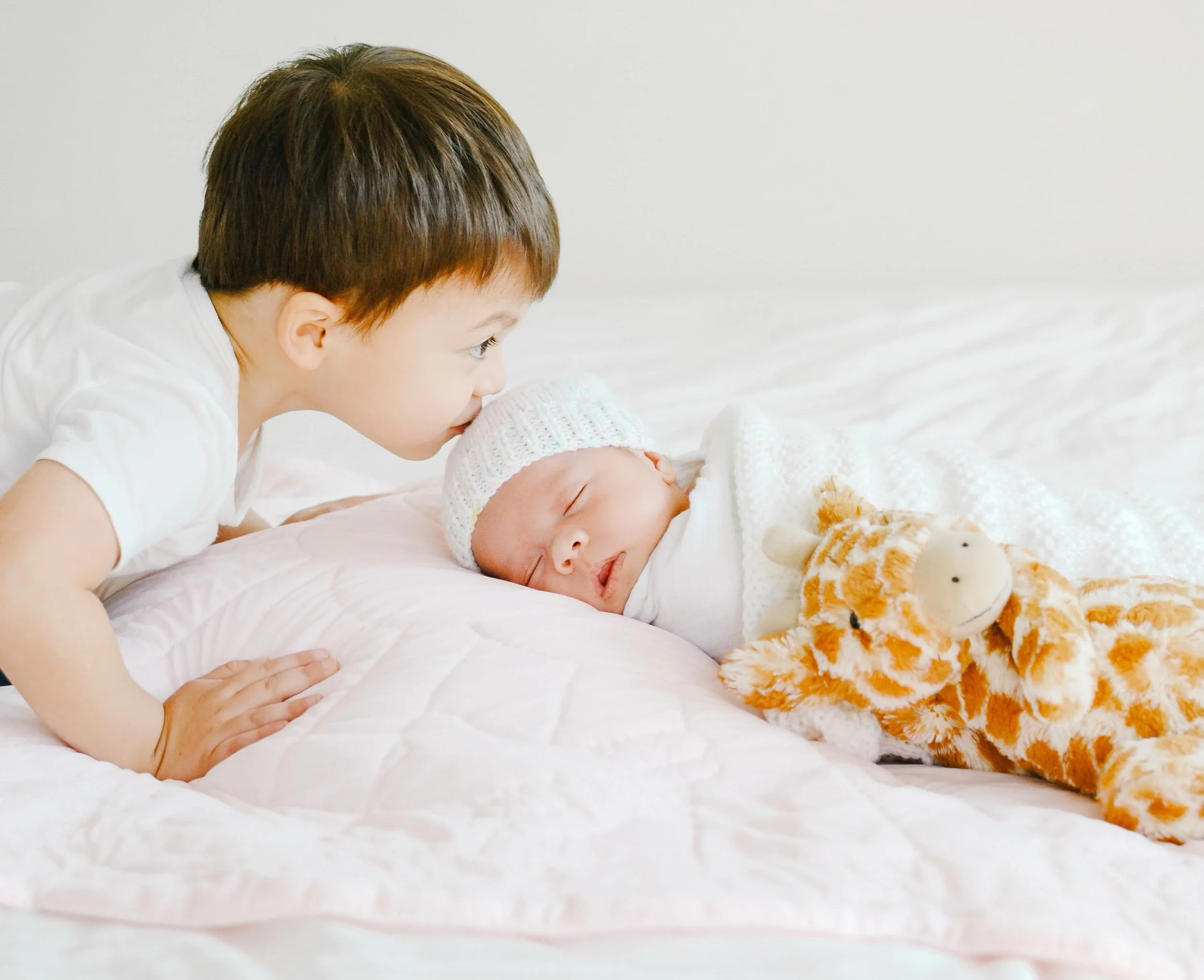 The sweetest welcome home💕 Promoted to big brother and already taking his new job very seriously. 

#newcanaanphotographer #newcanaannewbornphotographer #connecticutphotographer #connecticutnewbornphotographer 
#newcanaanmoms