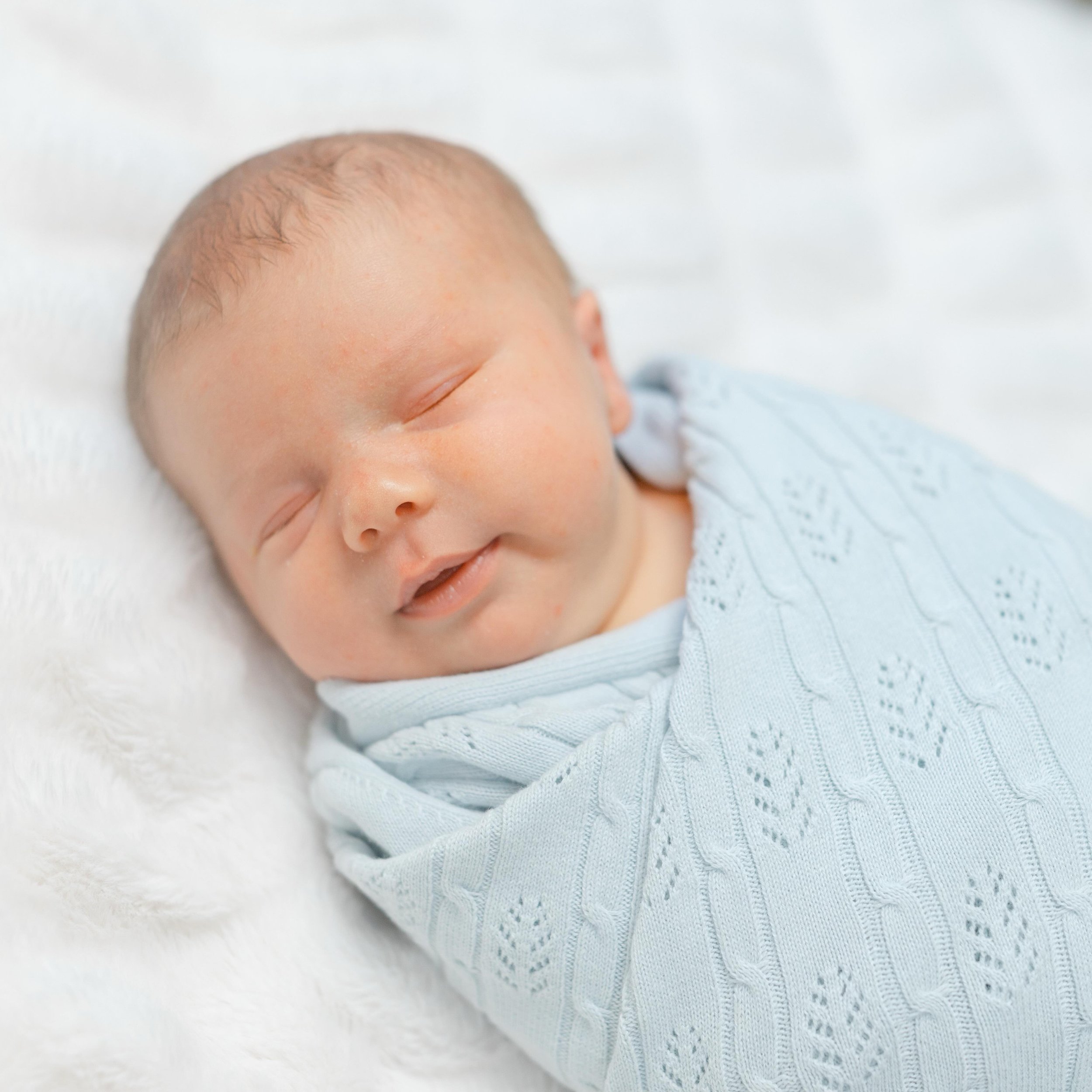 🩵The newborn stage is a beautiful blur. It&rsquo;s the way they fit so perfectly in your arms, the quiet sighs in their sleep, and the slow, peaceful rhythm of these first few weeks.

These days are short, but the memories of how tiny they once were