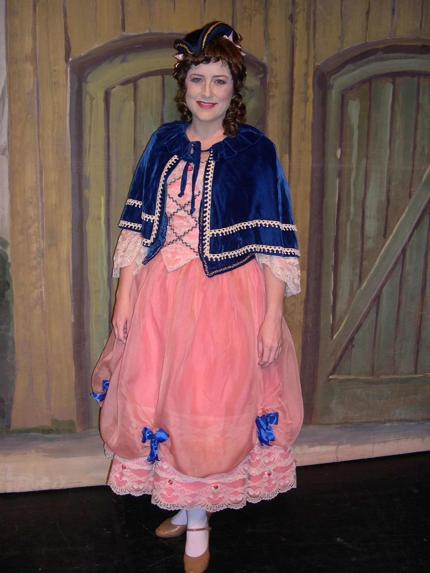 Manon Act 1 with cape.JPG