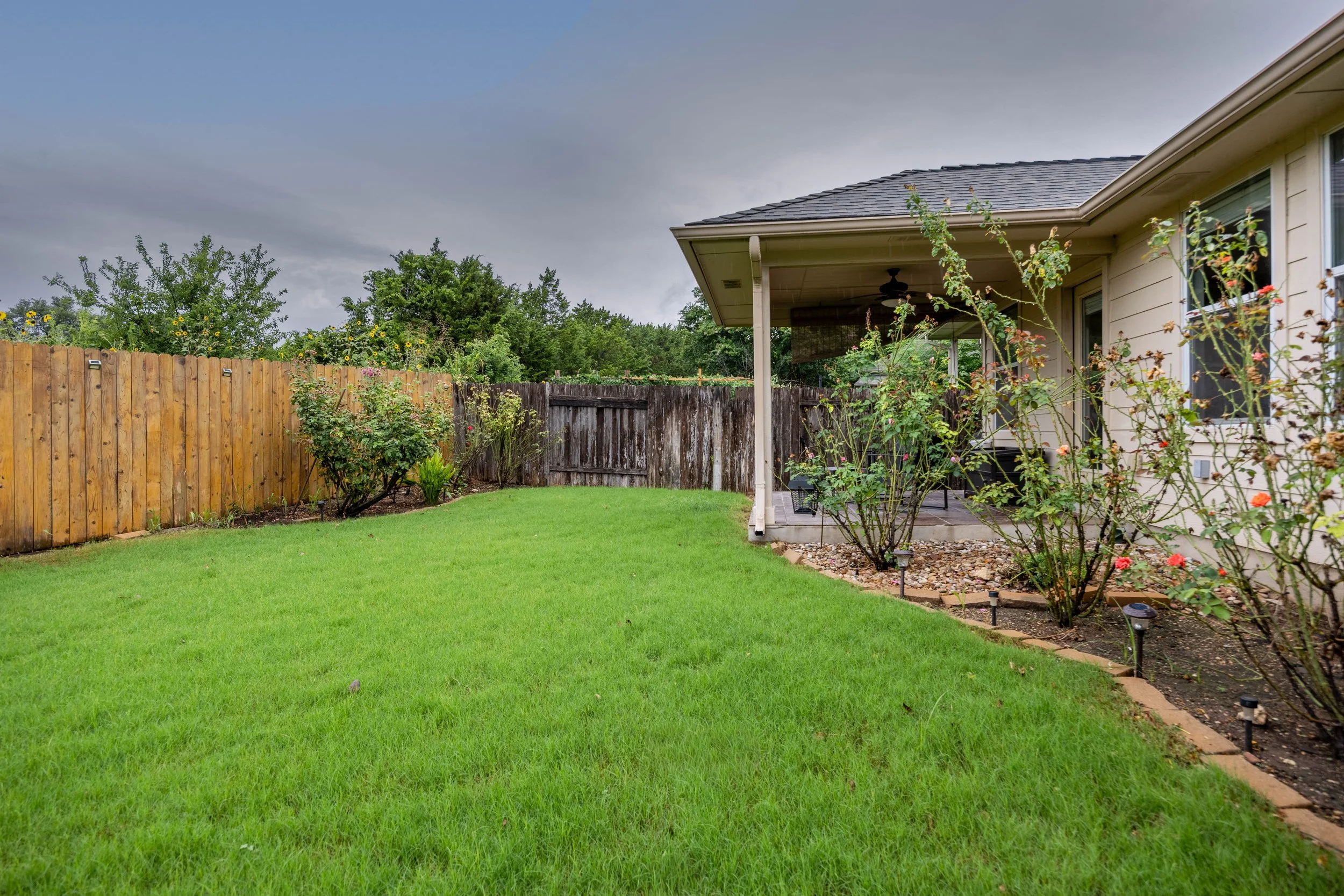 (20)_1301Rimstone_BackYard_2.jpg