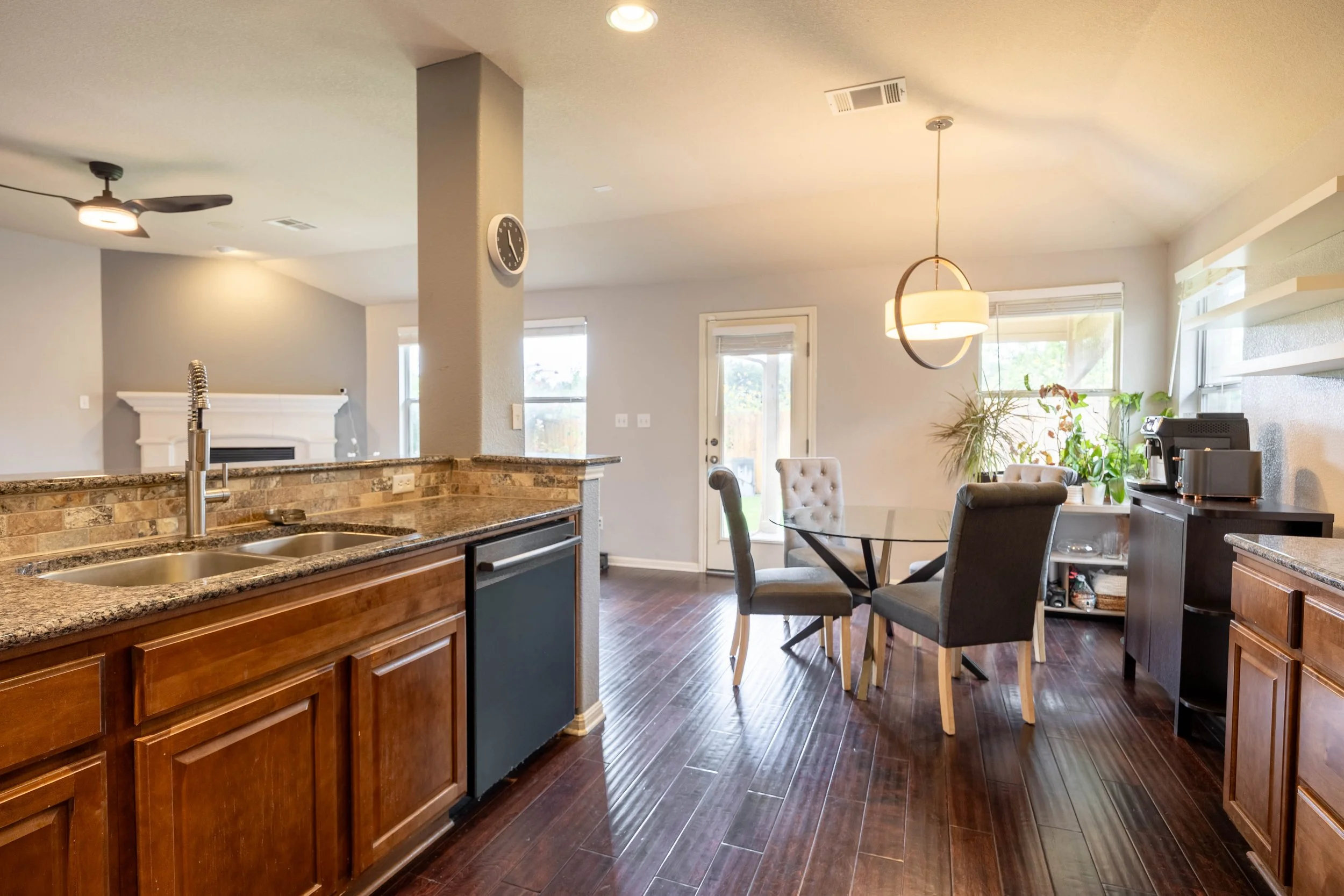(5)_1301Rimstone_Kitchen_BreakfastArea.jpg