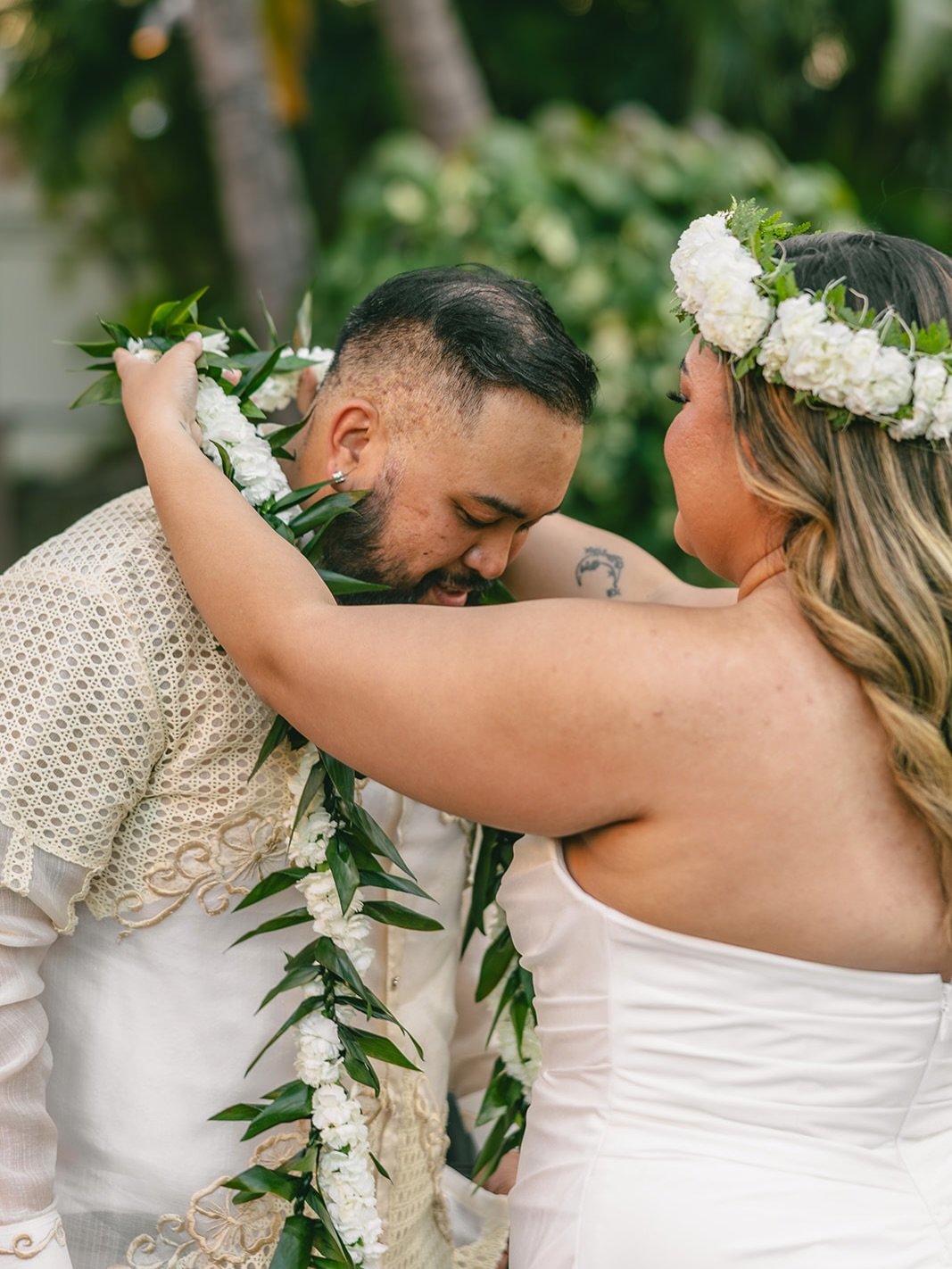 May Day is Lei Day in Hawaiʻi nei! 
Today is all about celebrating the colors, scents, and aloha that make our home so special. Happy Lei Day.

Planning: @priscillabellaevents
Photography: @michellechanphoto
Lei: @kaleipuupuu
Florals: @camellia.tide
