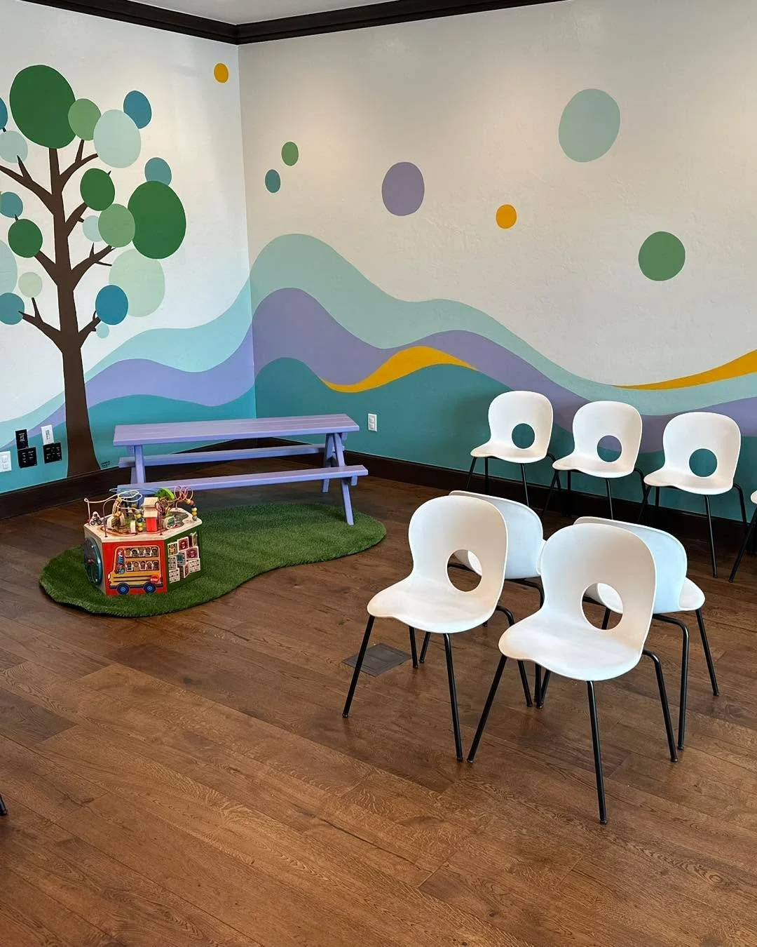 Our waiting room is ready for you! Grab a coffee, connect to WiFi, and settle in while your child is in their session ☕️

We have a play area to keep siblings entertained, complimentary water, and a space designed to feel comfortable, not clinical 😌