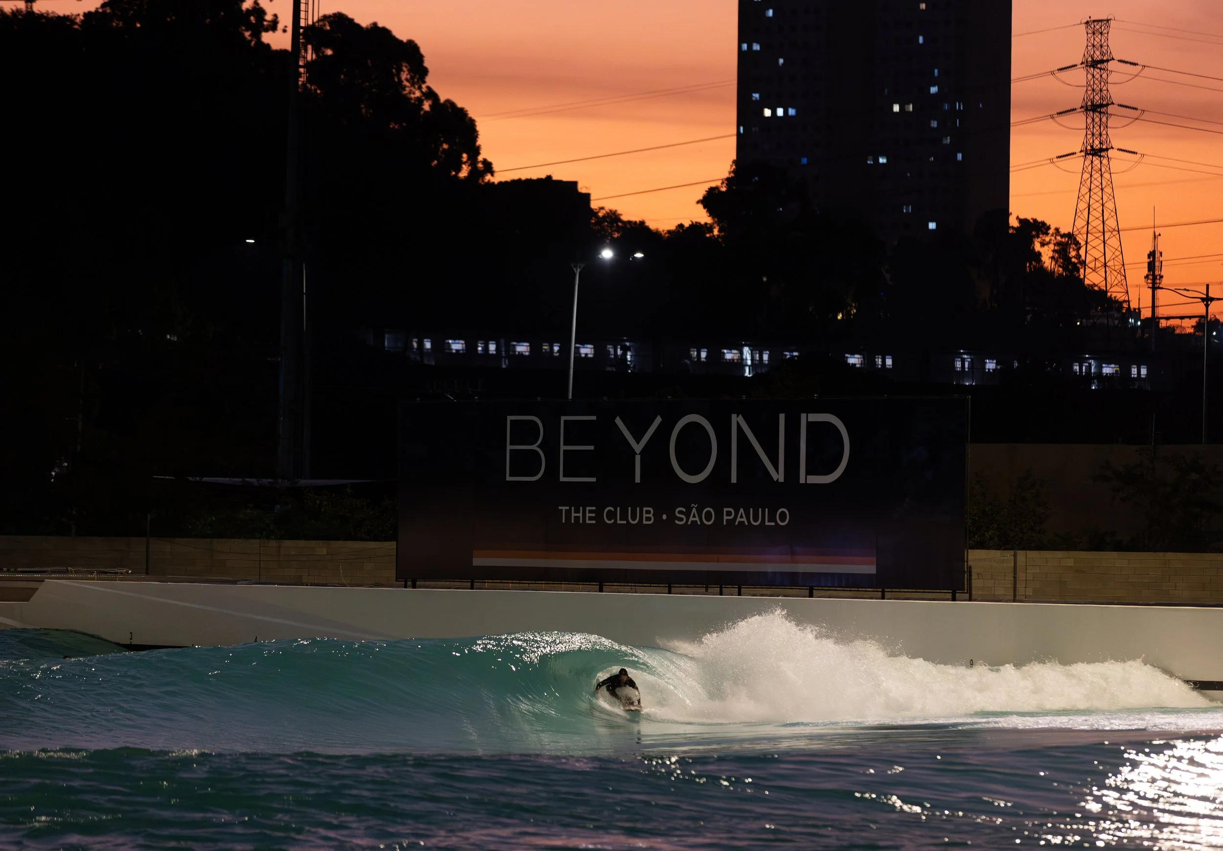  UNPRECEDENTED WAVES ARRIVE AT BEYOND THE CLUB IN SÃO PAULO, WITH GABRIEL MEDINA STOKED ON HIS FIRST SESSIONS  
 
Wavegarden, redefines once again the limits of innovation in artificial waves for surfing. Its latest project at Beyond the Club, São Pa