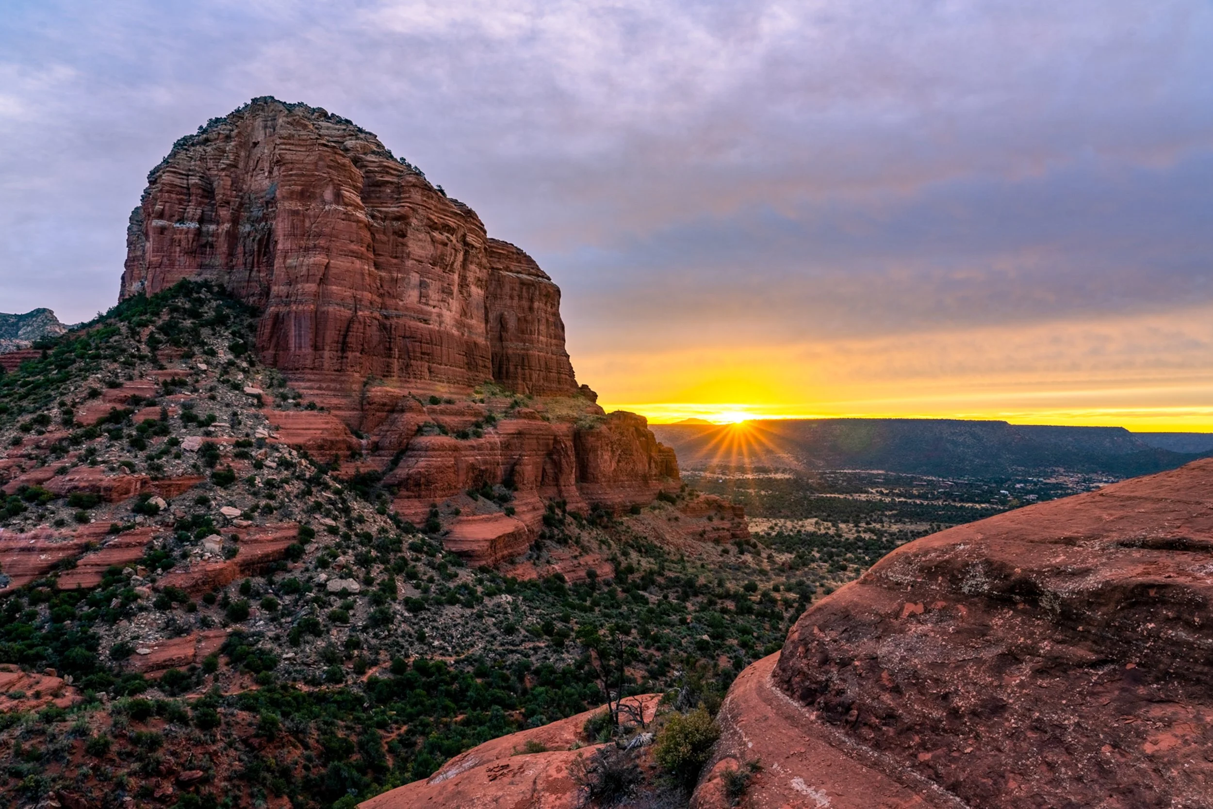 Cathedral Rock at Sunset
A capture of the sun dipping behind the crimson spires of Sedona. The low angle of the light emphasizes the layered sandstone of Cathedral Rock, casting the foreground into deep shadow while the sky transitions into a soft, h