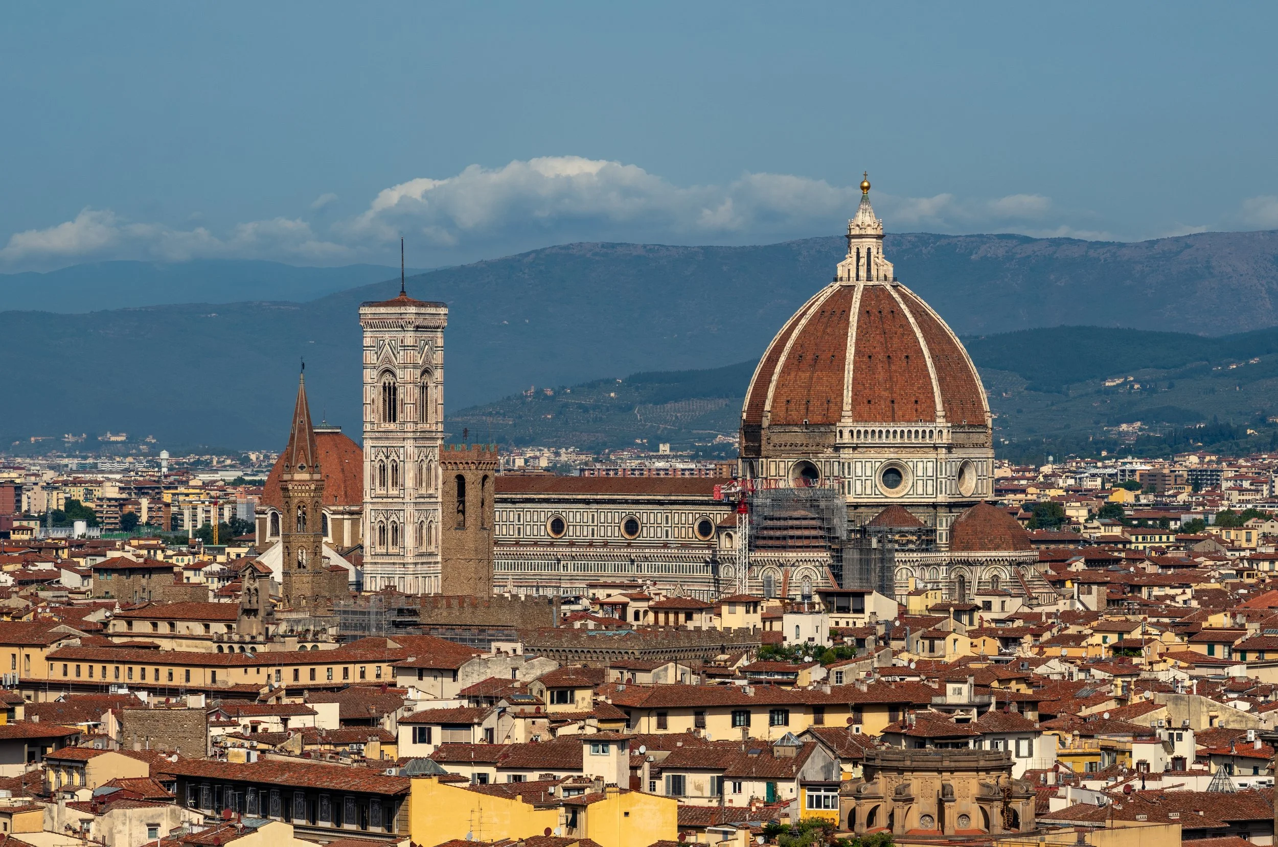Morning in the Cradle
A breathtaking wide-angle view of Florence as the first light of day hits the Duomo. The massive dome of Santa Maria del Fiore dominates the horizon, surrounded by the historic textures of the city’s rooftops. The soft, hazy lig