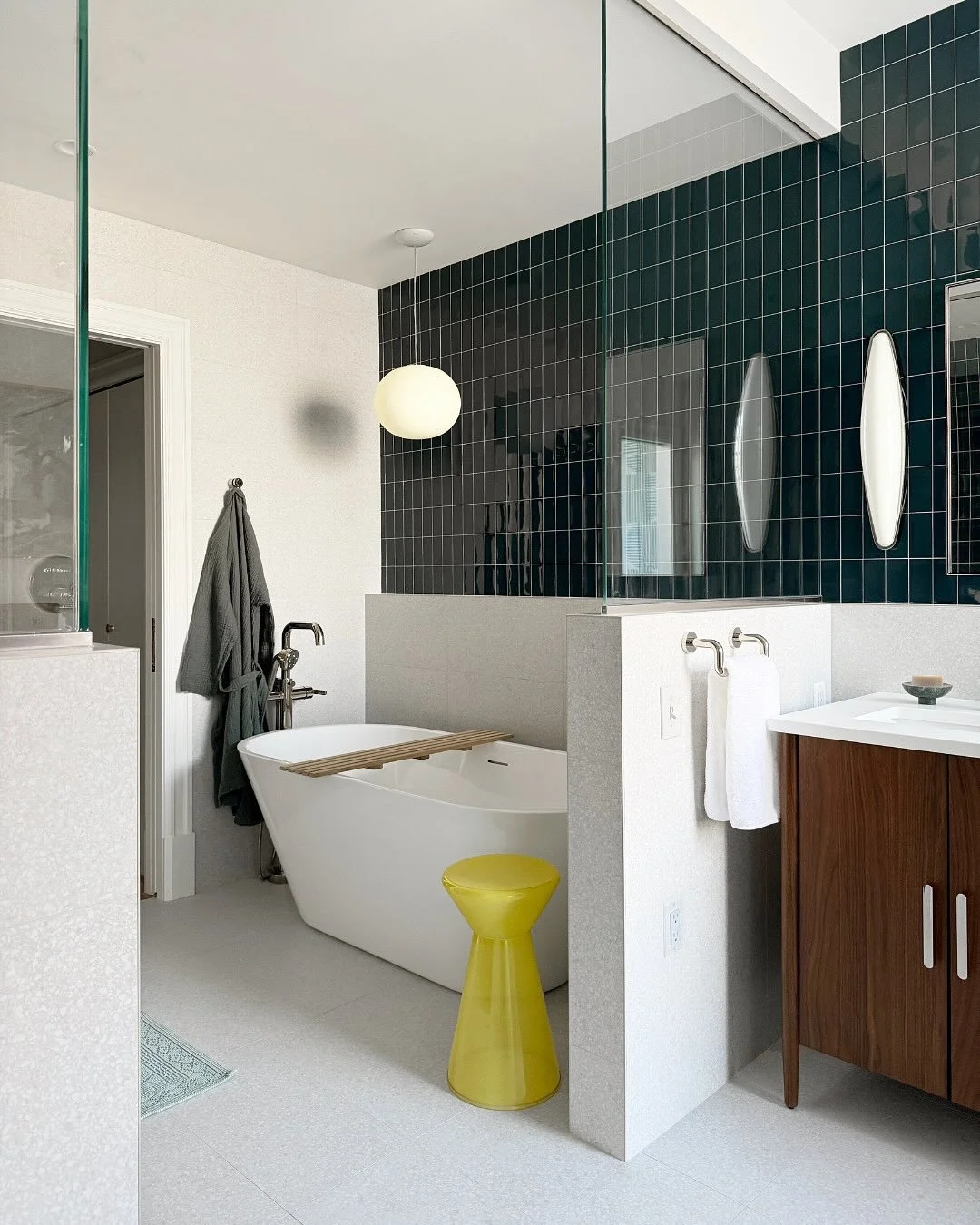 How do you mix old and new so it feels effortless and exciting? 🤩
This 1912 Woodley Park home&mdash;still rocking a very &rsquo;90s &ldquo;upgrade&rdquo;&mdash;gave us the perfect puzzle.
Think giant tub that never got used, a shower squeezed in wit