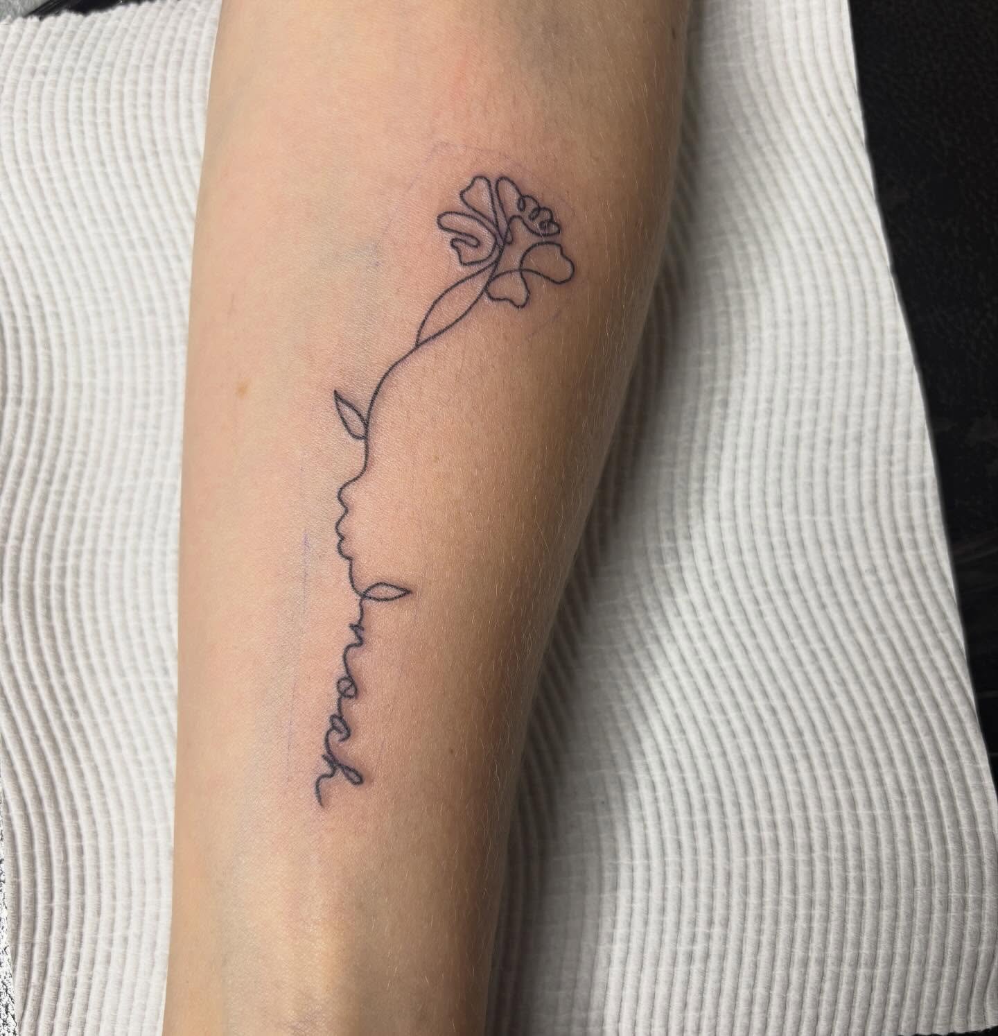 Some recent fine line pieces done at the shop
Bold or fine we don&rsquo;t mind :) 

Email or DM for bookings 

@superdeluxestudio